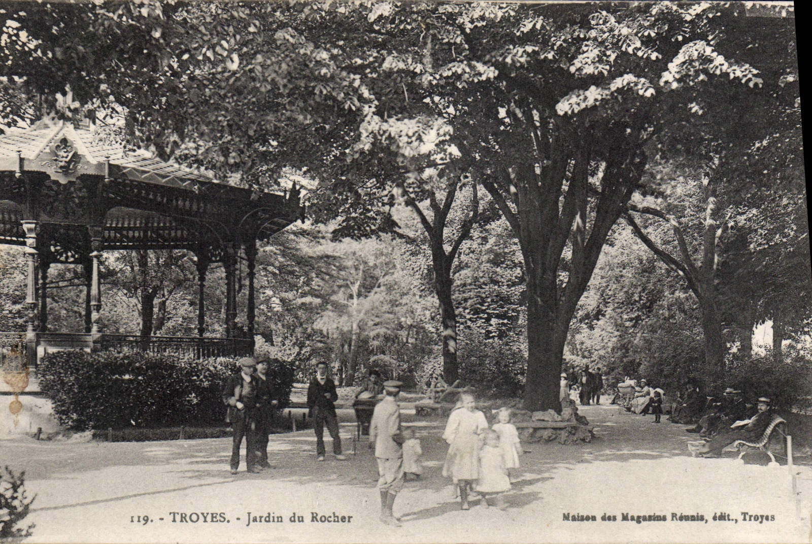 CPA Troyes Jardin du Rocher 