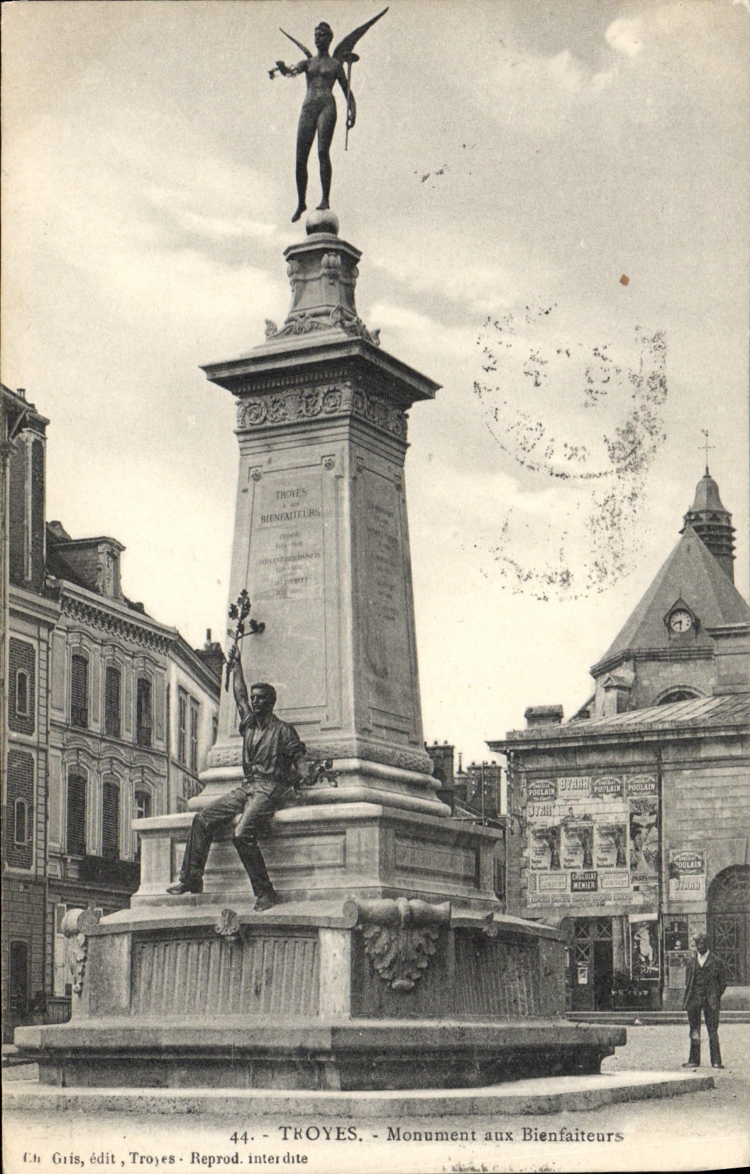 CPA Troyes Monument aux Bienfaiteurs 