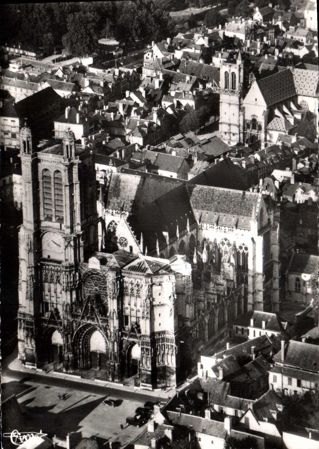CPA Troyes Aube Vue aerienne sur la Cathedrale 