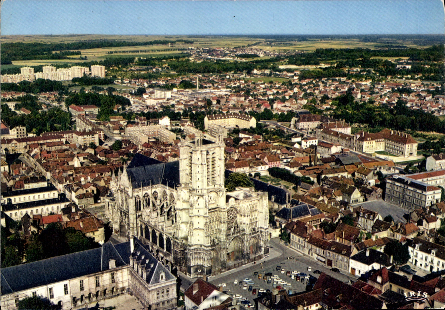 CPA En Avion sur Troyes Aube La Cathedrale Saint Pierre et Saint Paul