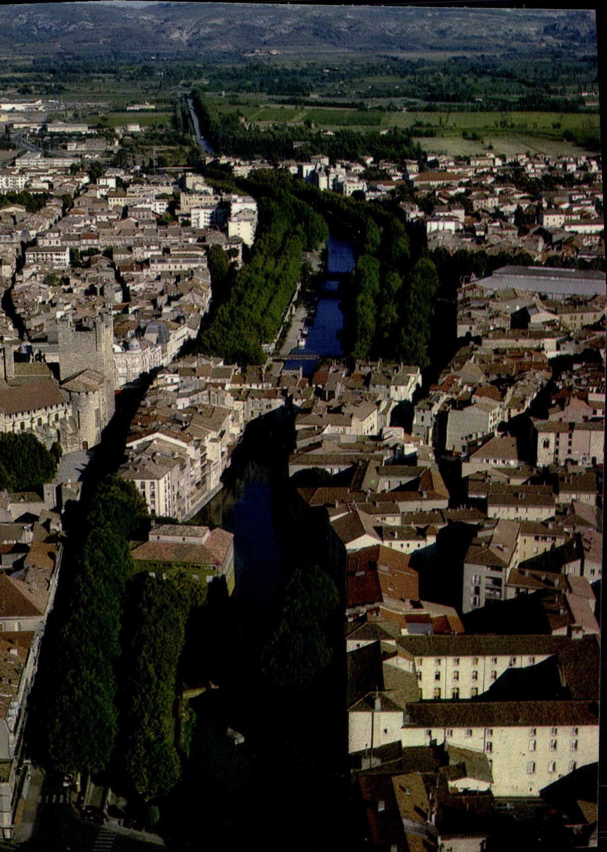 CPA Image de France Languedoc Narbonne Vue panoramique sur le canal de la Robine traversant la ville