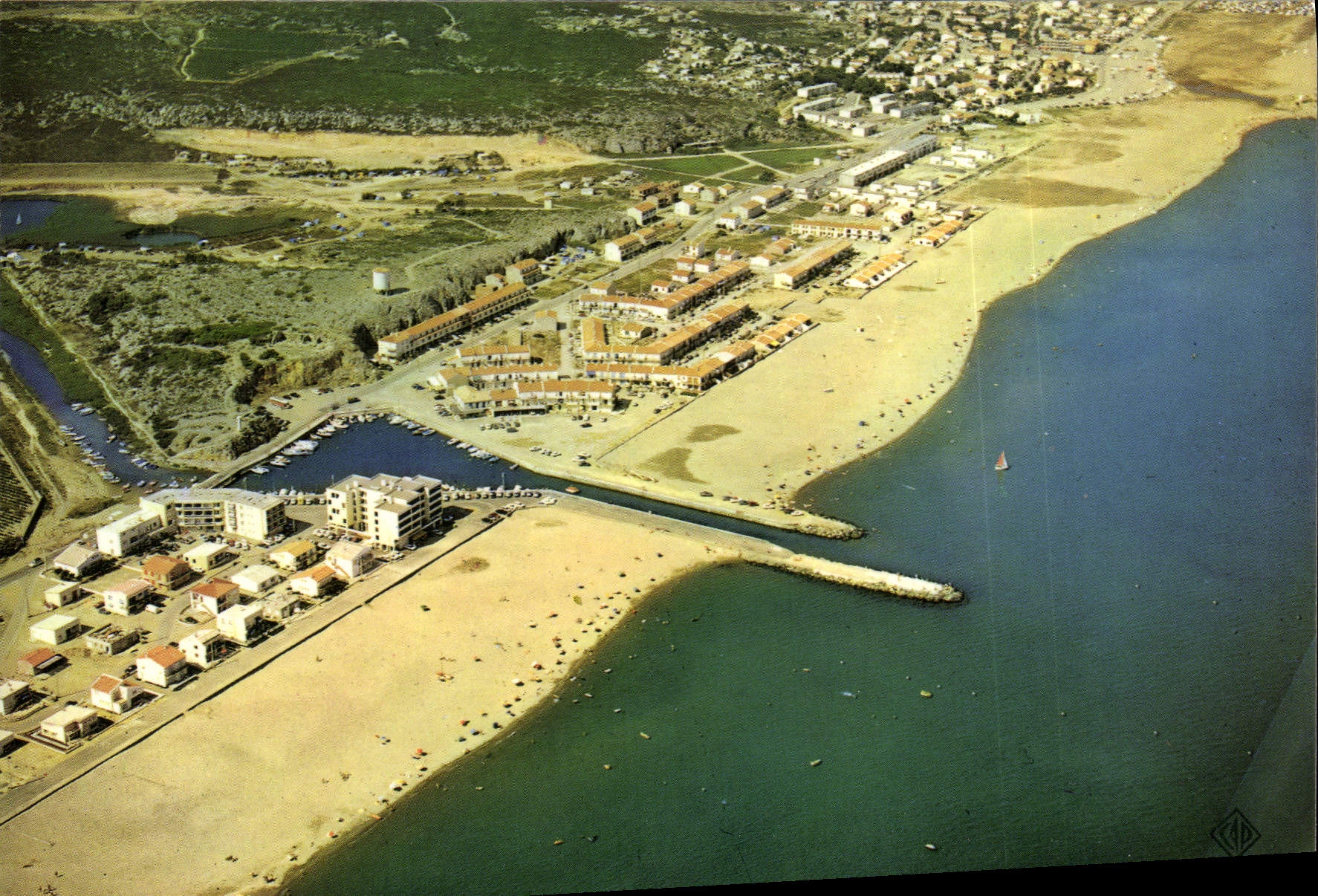 CPA St Pierre sur Mer Vue generale et le Port Narbonne Plage St Pierre