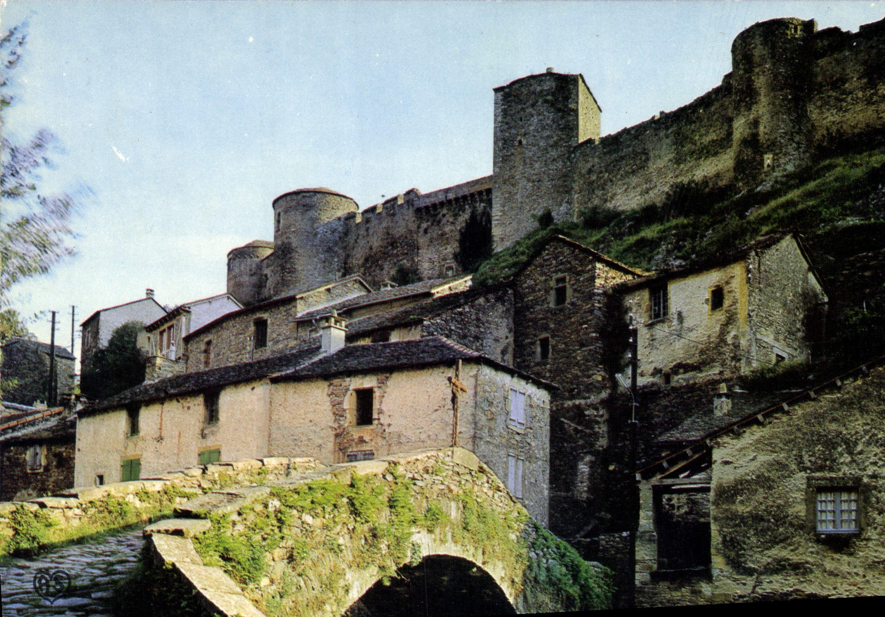 CPA Brouse le Chateau Aveyron Le Chateau Feodal dominant le Pont Flomain sur l'Alrance