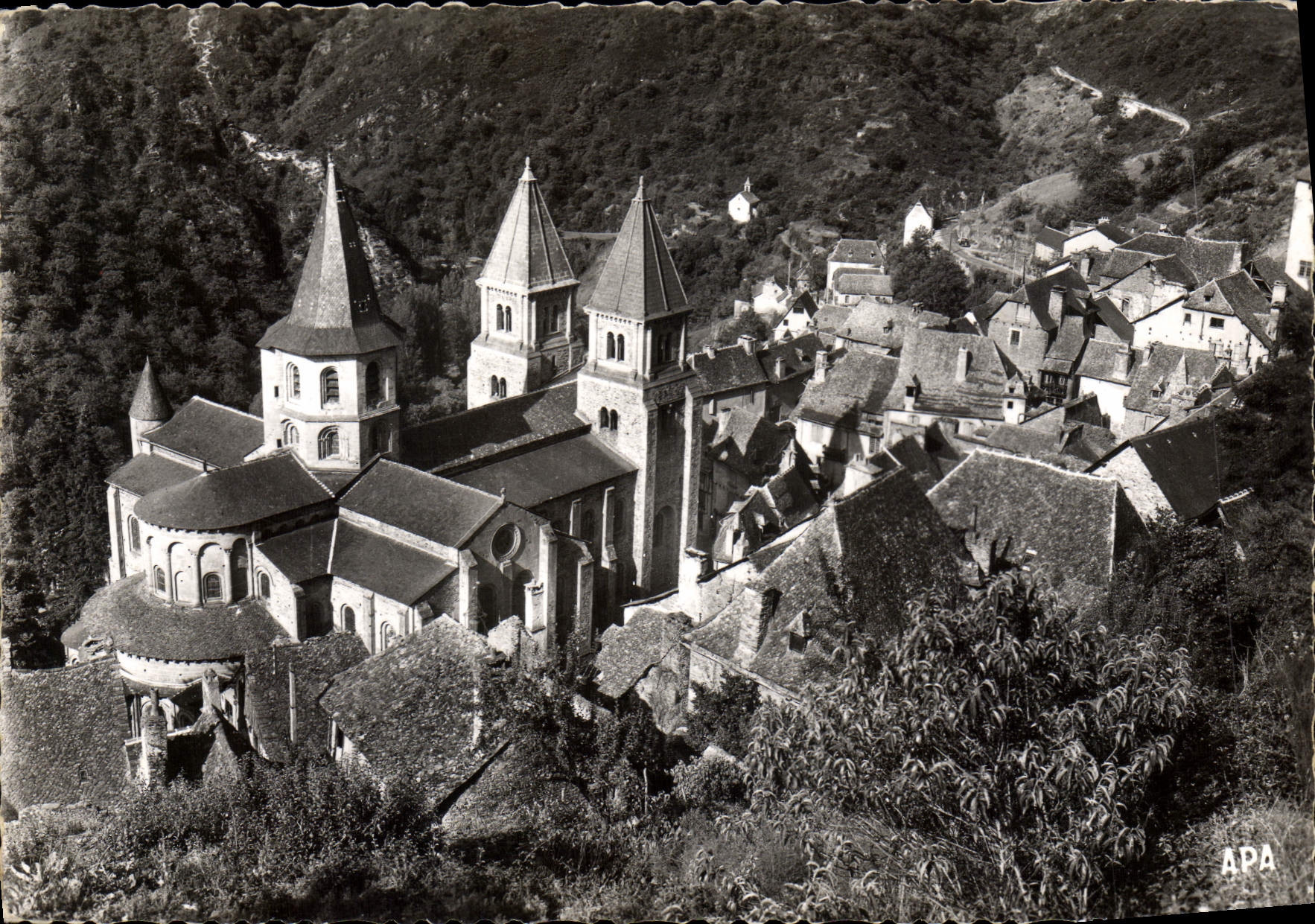 CPA Conques Aveyron Vue d'ensemble de l'Eglise 