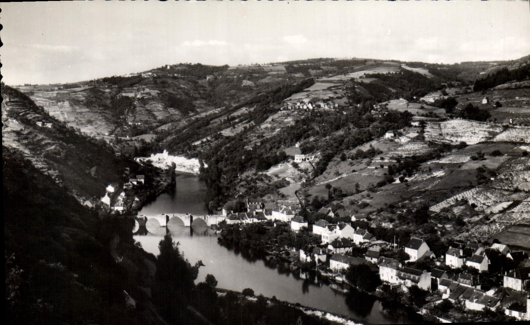 CPA Entraygues Aveyron Le Pont Vieux sur la Truyere 