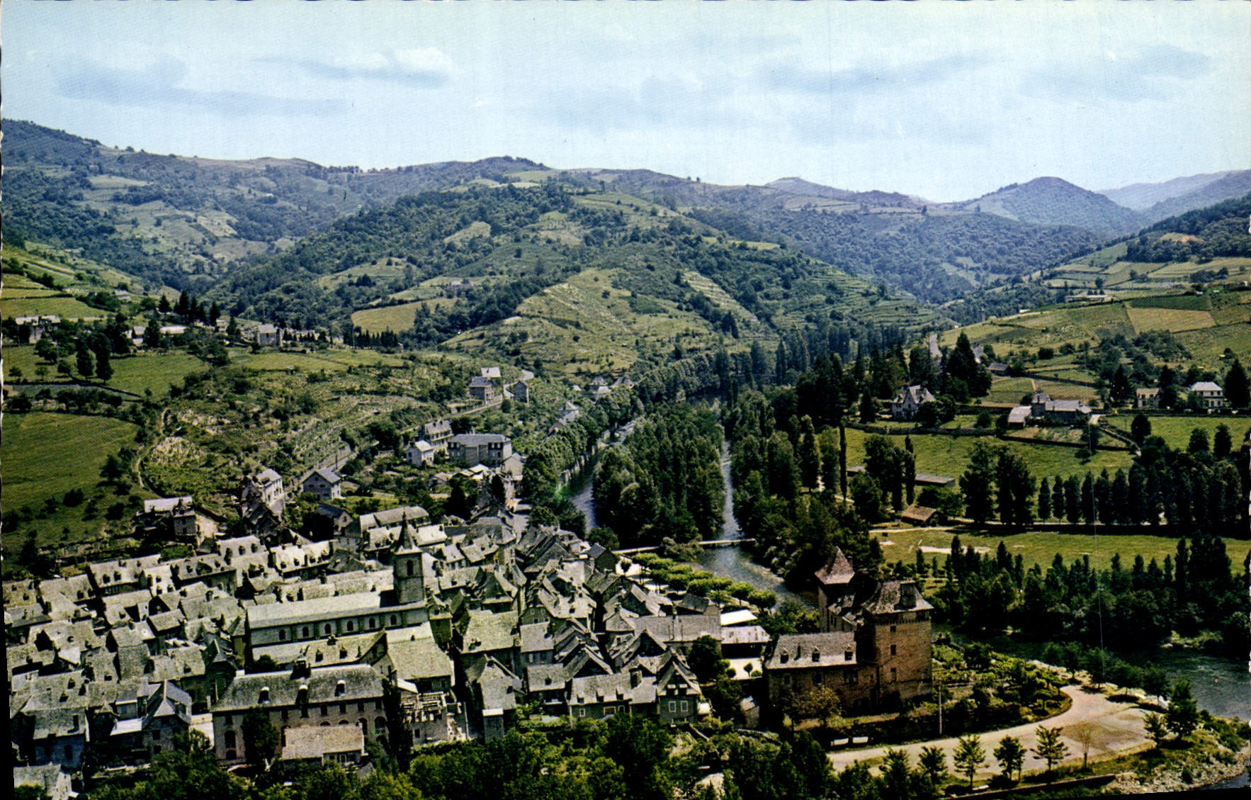 CPA Entraygues sur Truyere Vue sur la vallee du Lot 