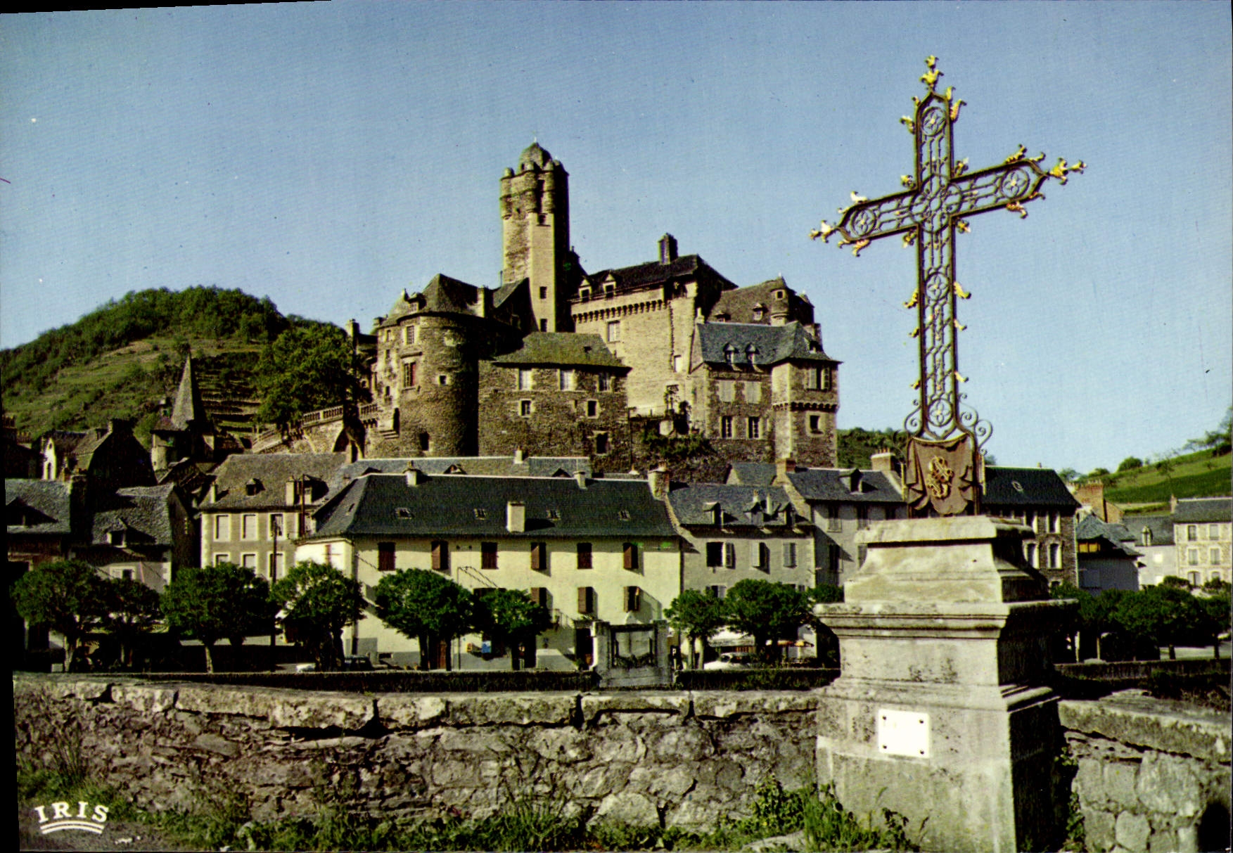 CPA Estaing Aveyron Le Chateau et la croix historique