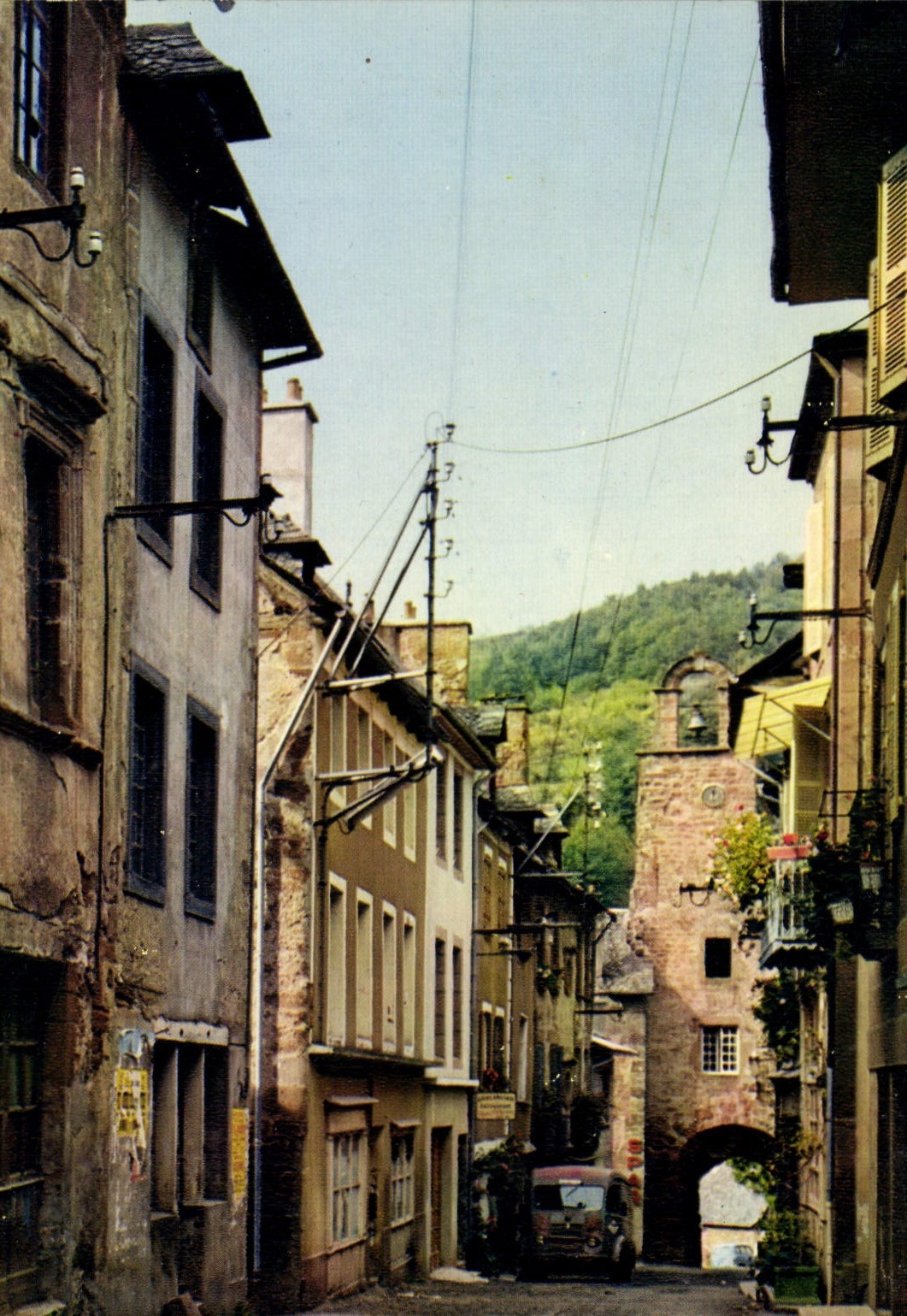 CPA Villecomtal Aveyron Ancien Village Fortifie dans la Vallee du Dourdou Porte et Vieilles Maisons