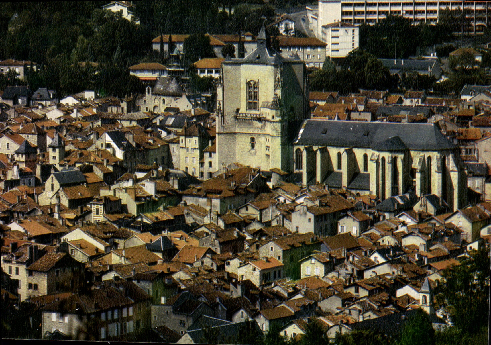 CPA Les Gorges de l'Aveyron Villefranche de Rouergue L'Eglise Notre Dame Precedee d'un enorme cloche