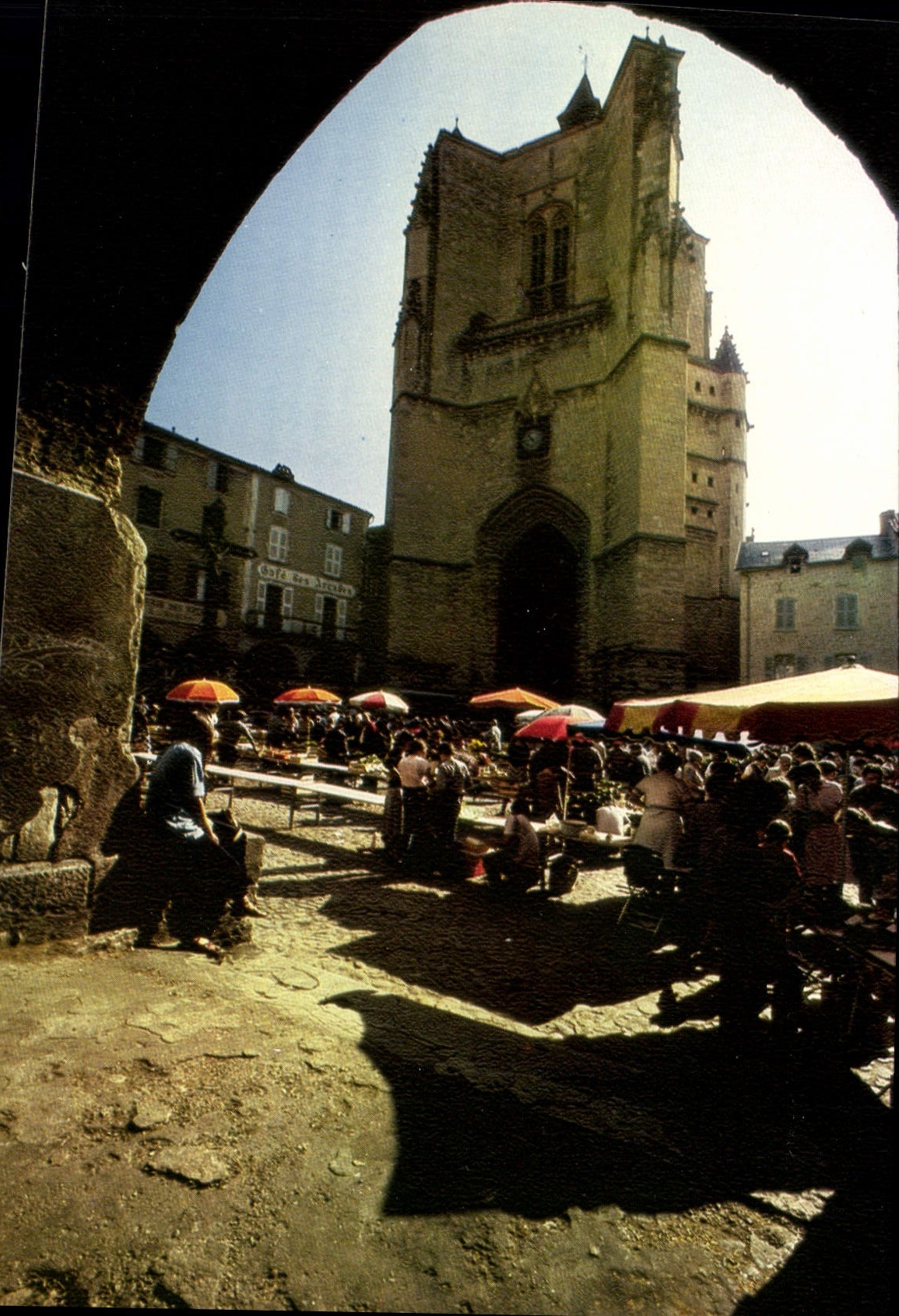 CPA Villefranche de Rouergue Place Notre Dame entouree de couverts L'Imposant Clocher porche de l'Eg