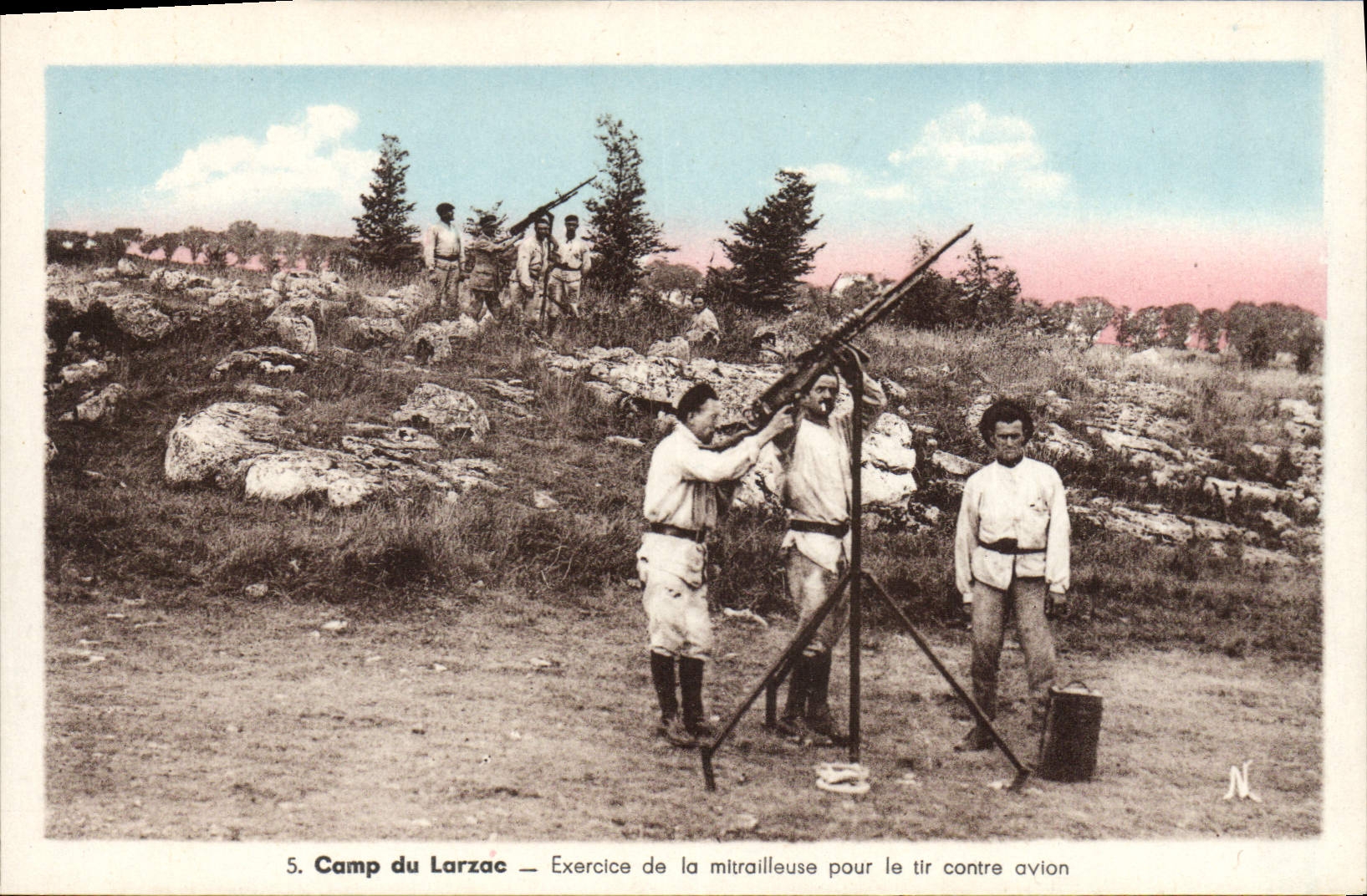 CPA Camp du Larzac Exercise de la Mitrailleuse pour le tir contre avion
