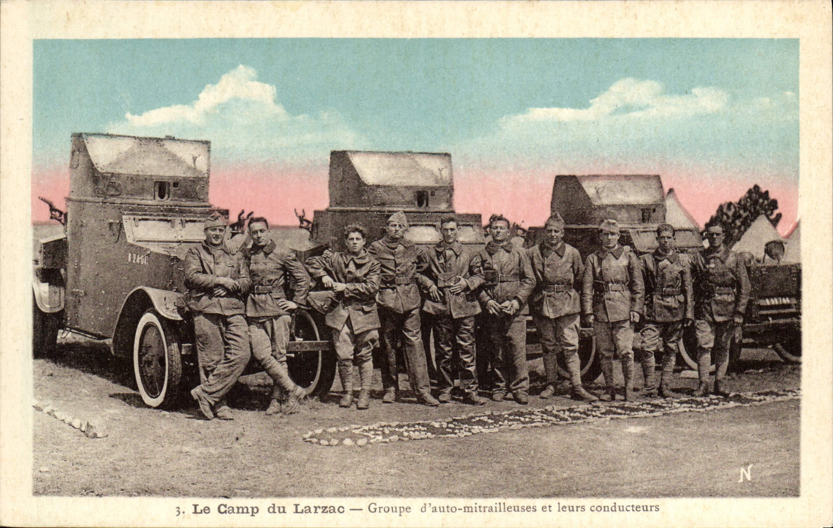 CPA Le Camp du Larzac Groupe d'auto mitrailleuse et leurs conducteurs 