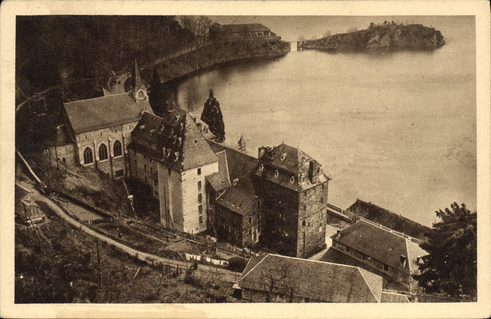 CPA La Deveze Cote Nord Ouest Le Lac de Sarrans et l'Ile de Notre Dame de Bonne Esperance