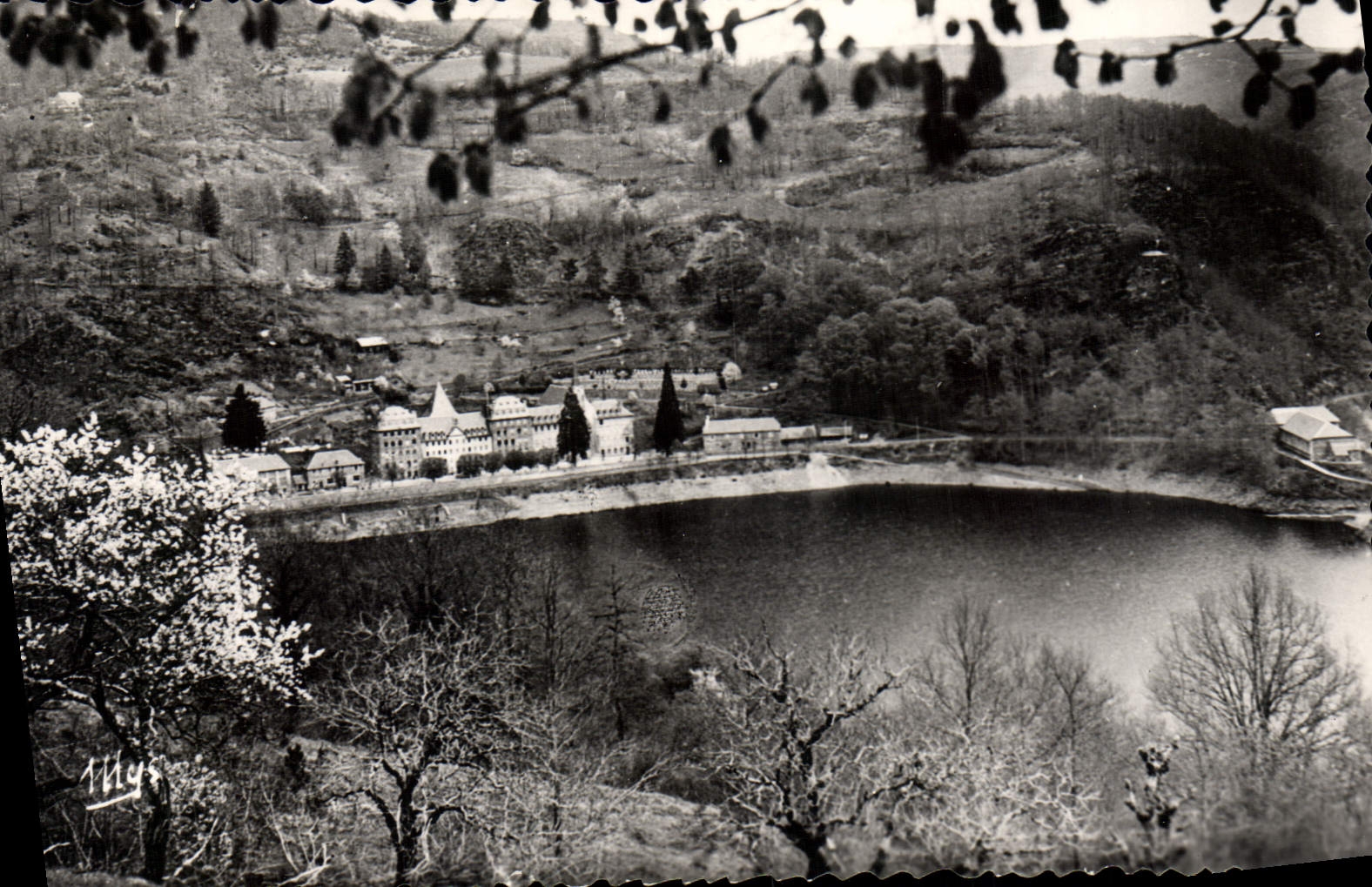 CPA Lac de Sarrans Aveyron La Deveze