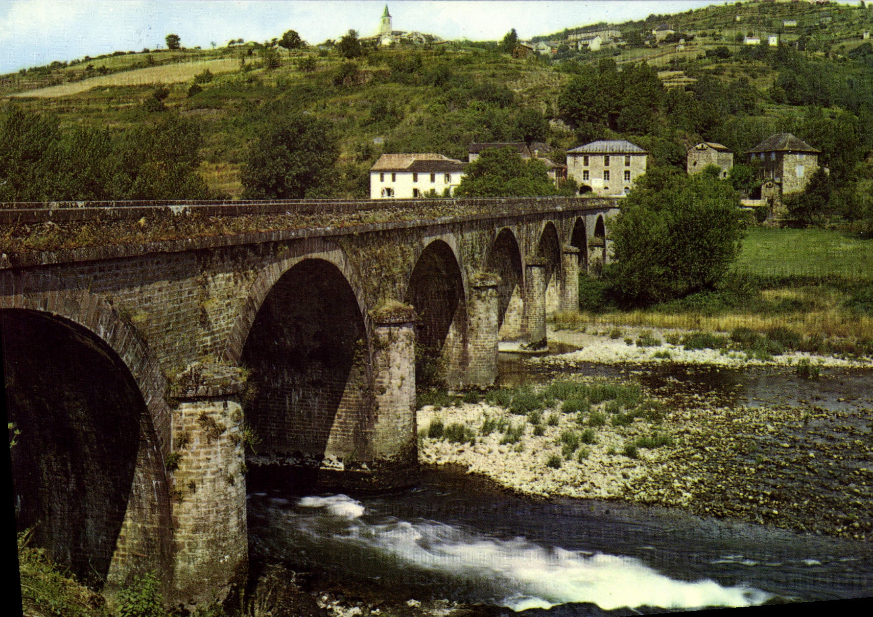 CPA Broquies Aveyron Le Pont et l'Hotel Le Pescadou