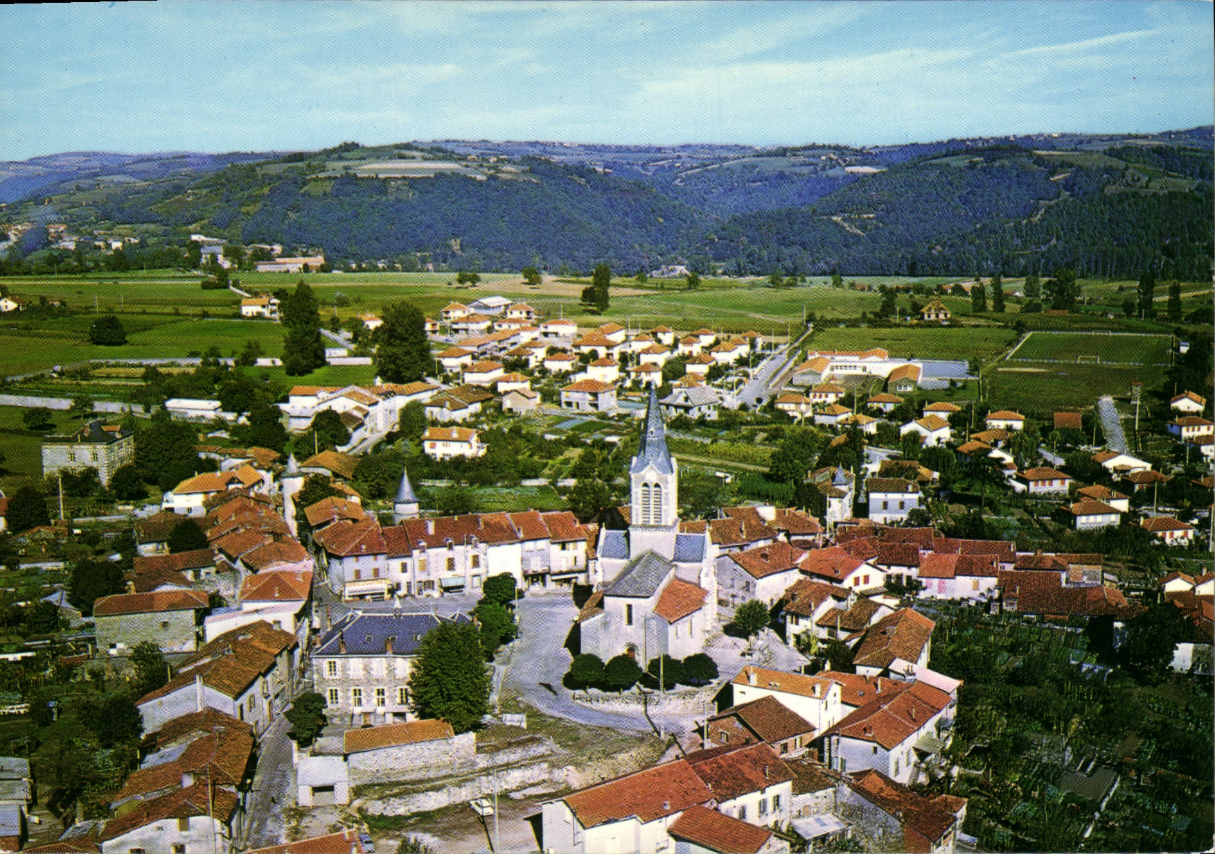 CPA Livinhac Le Haut Aveyron Le Centre du Bourg