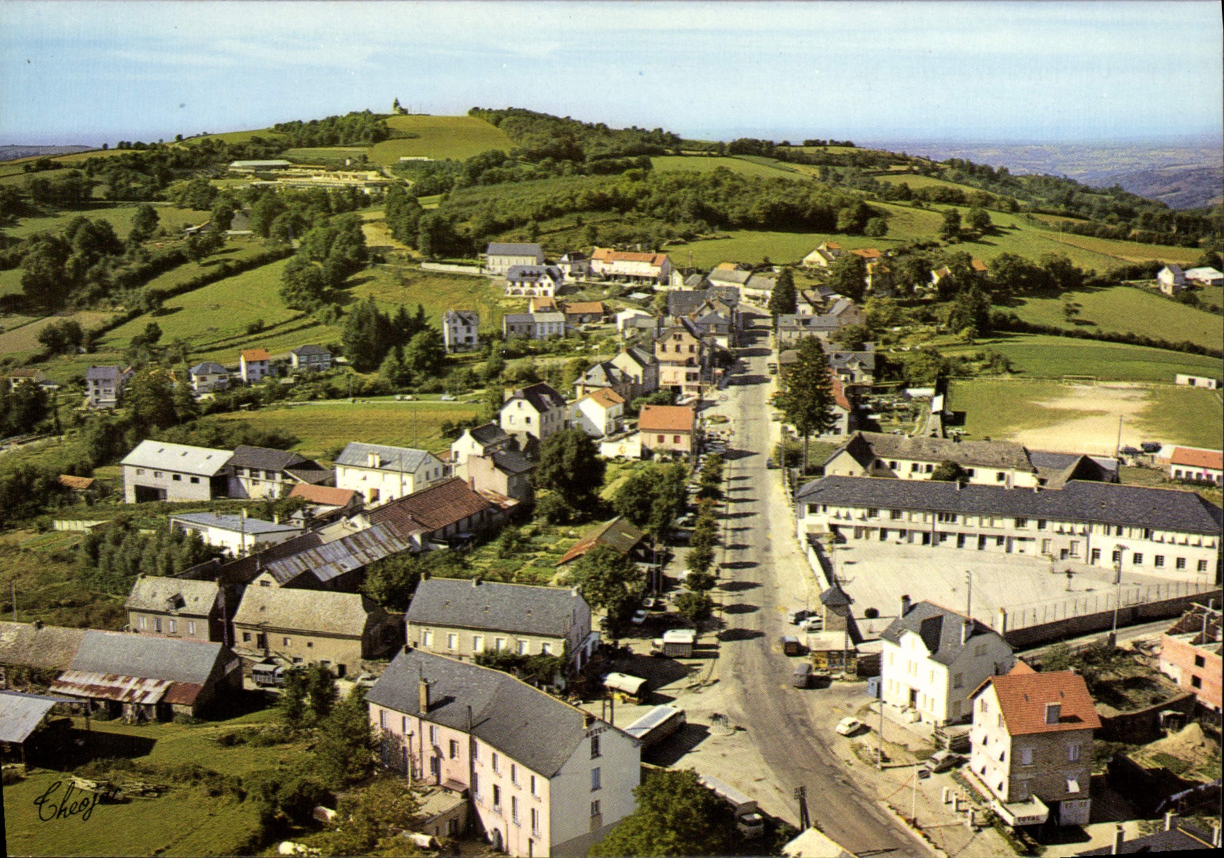 CPA L'Aveyron Tourisque Rieupeyroux Vue d'Ensemble Au fond la Chapelle Saint Jean