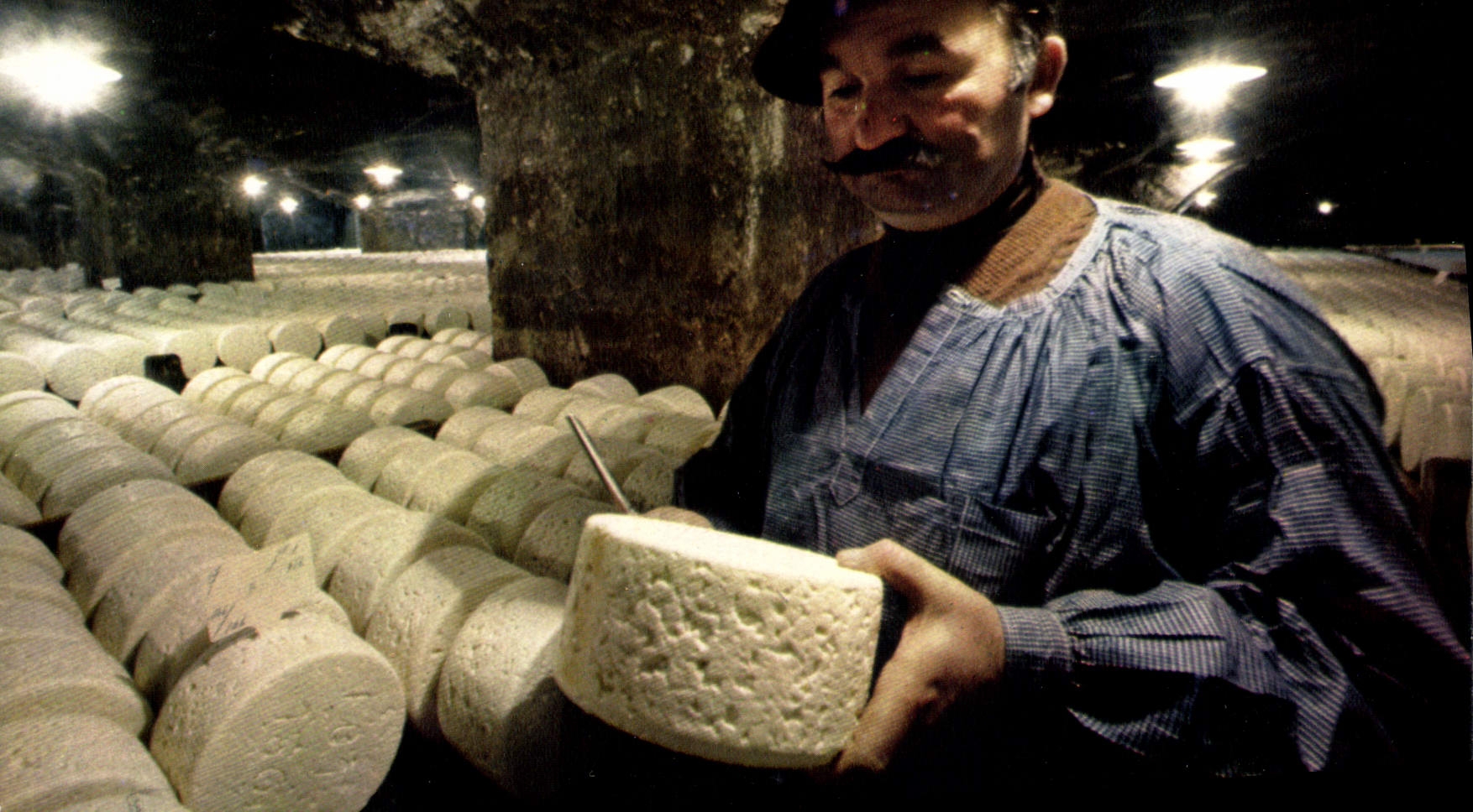 CPA Aveyron Pittoresque A l'Interieur d'une cave l'Affinage des Fromages de Roquefort