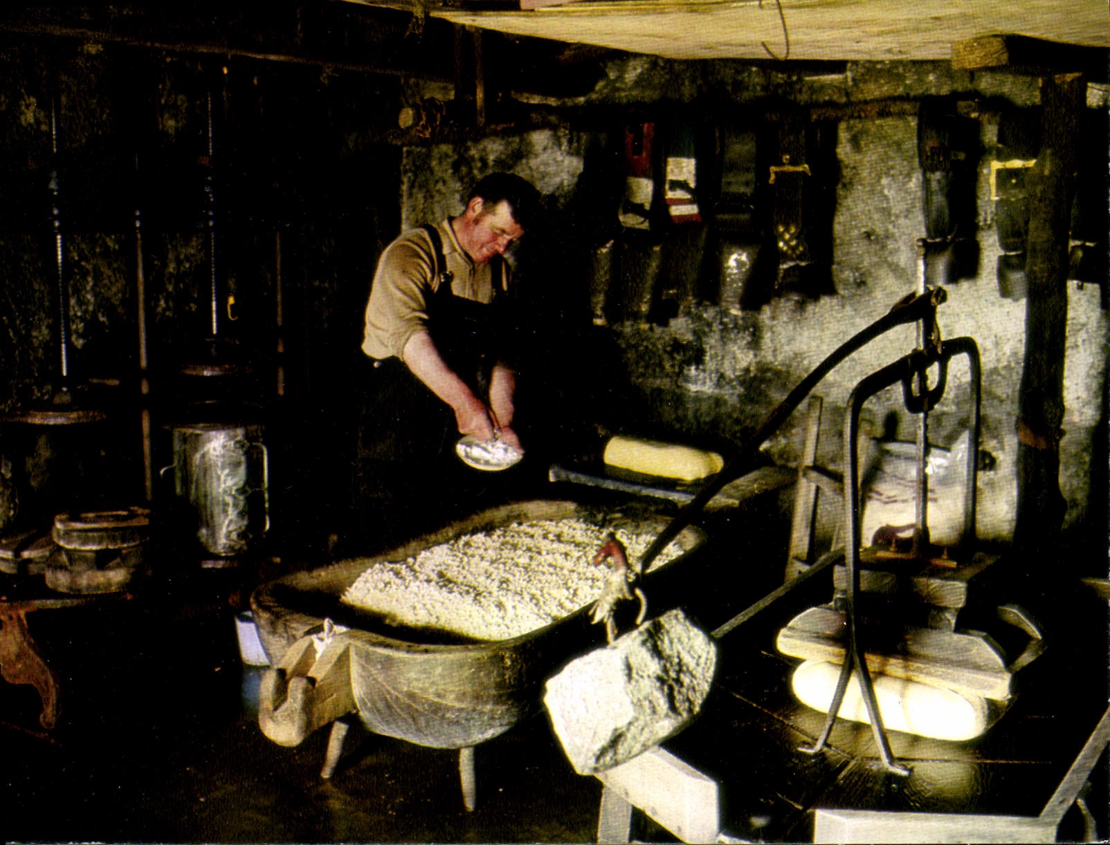 CPA L'Aveyron gastronomique Fabrication artisanale du fromage