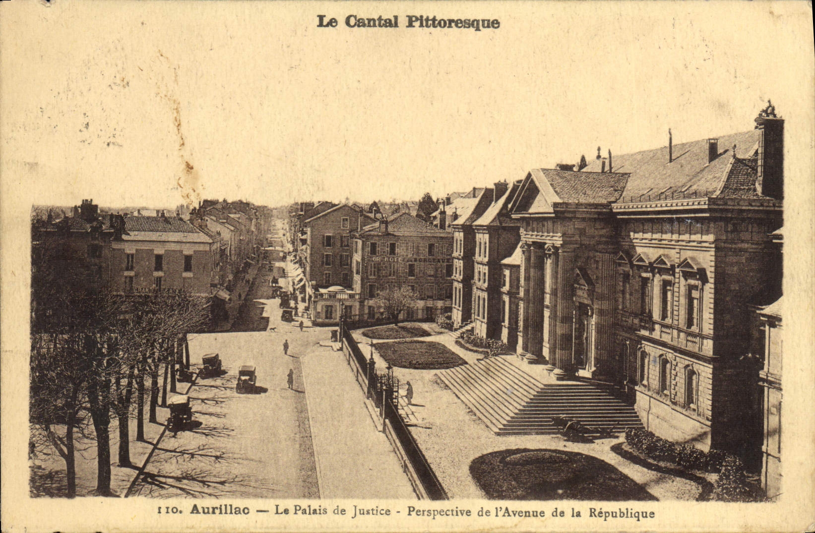 CPA Le Cantal Pittoresque Aurillac Le Palais de Justice Perspective de l'Avenue de la Republique