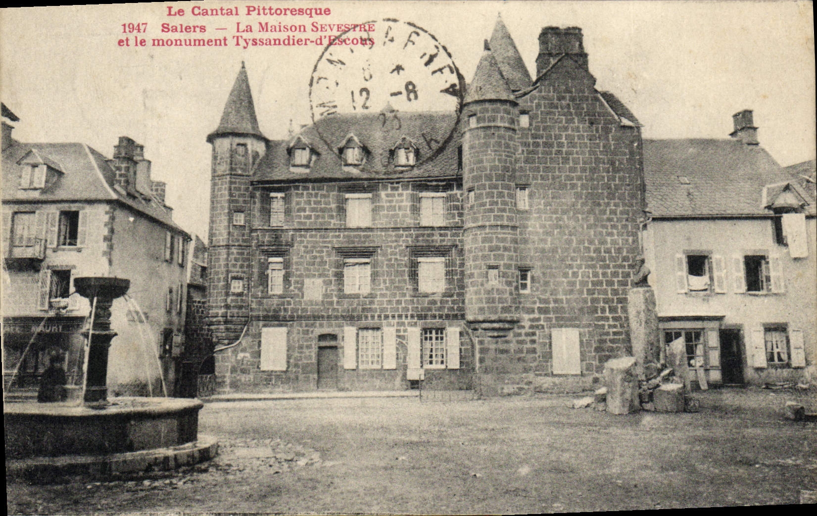 CPA Le Cantal Pittoresque Salers La Maison Sevestile et le monument Tyssandier d'Escous