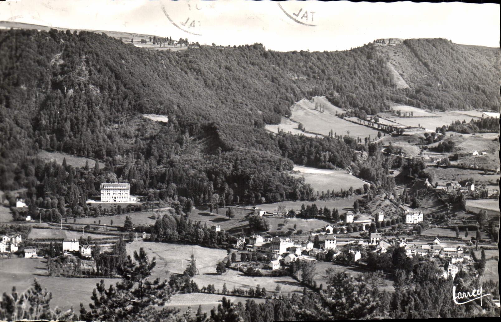 CPA Vic sur Cere Cantal Vue generale Quartier de la gare