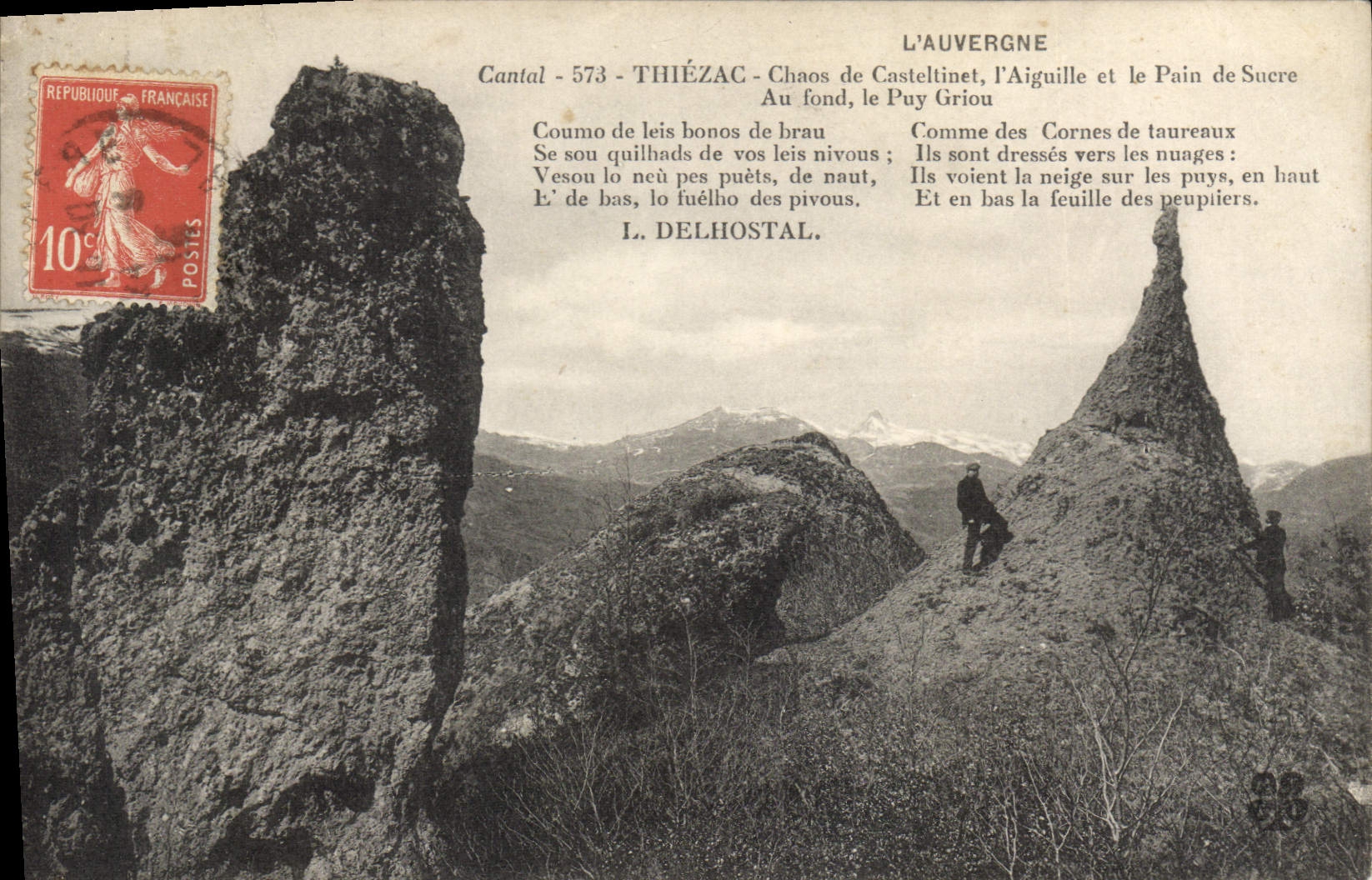 CPA L'Auvergne Cantal Thiezac Chaos de Casteltinet l'Aiguille et le Pain de Sucre Au fond le Puy Gri