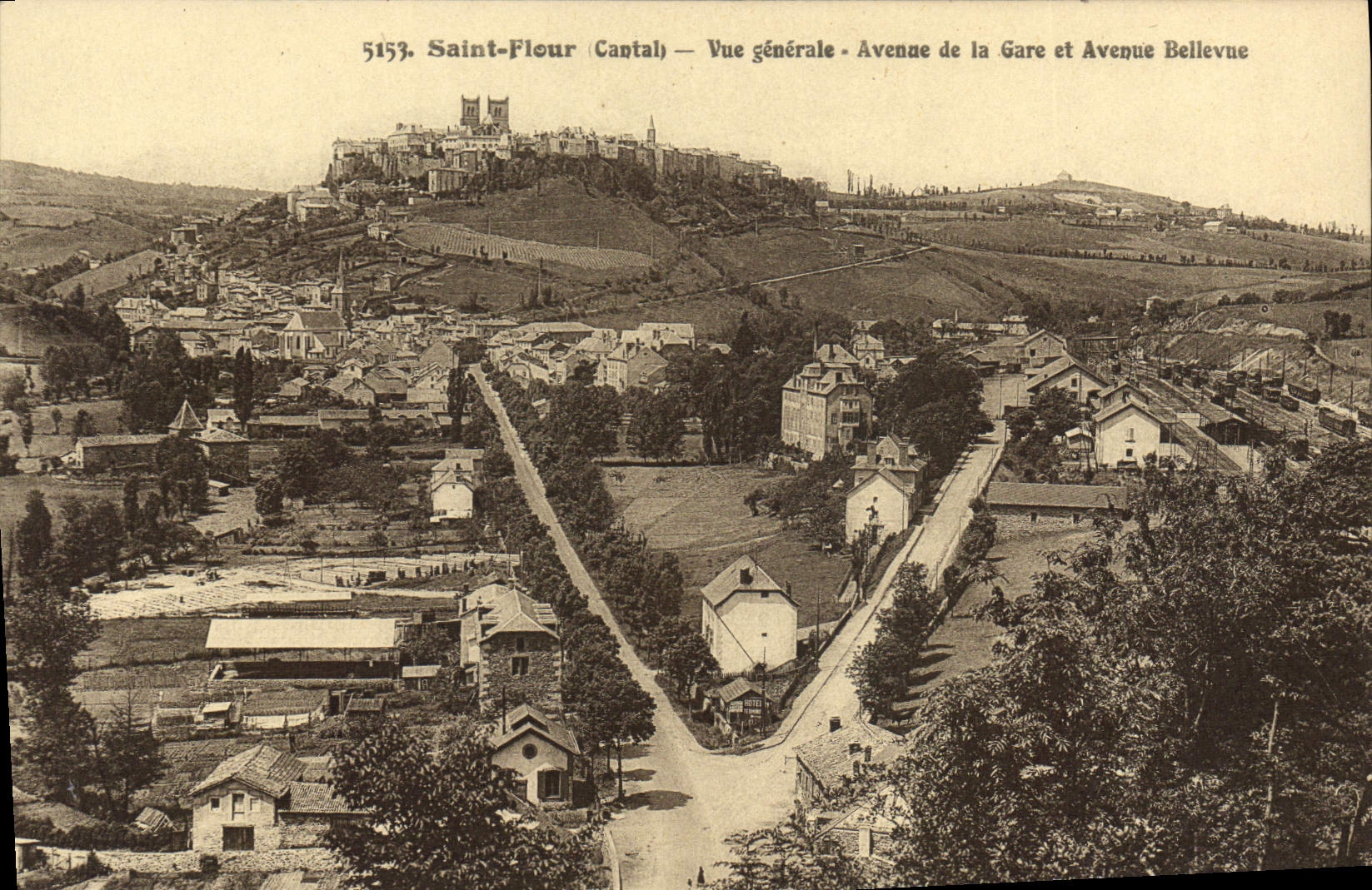 CPA Saint Flour Cantal Vue generale Avenue de la Gare et Avenue Bellevne 
