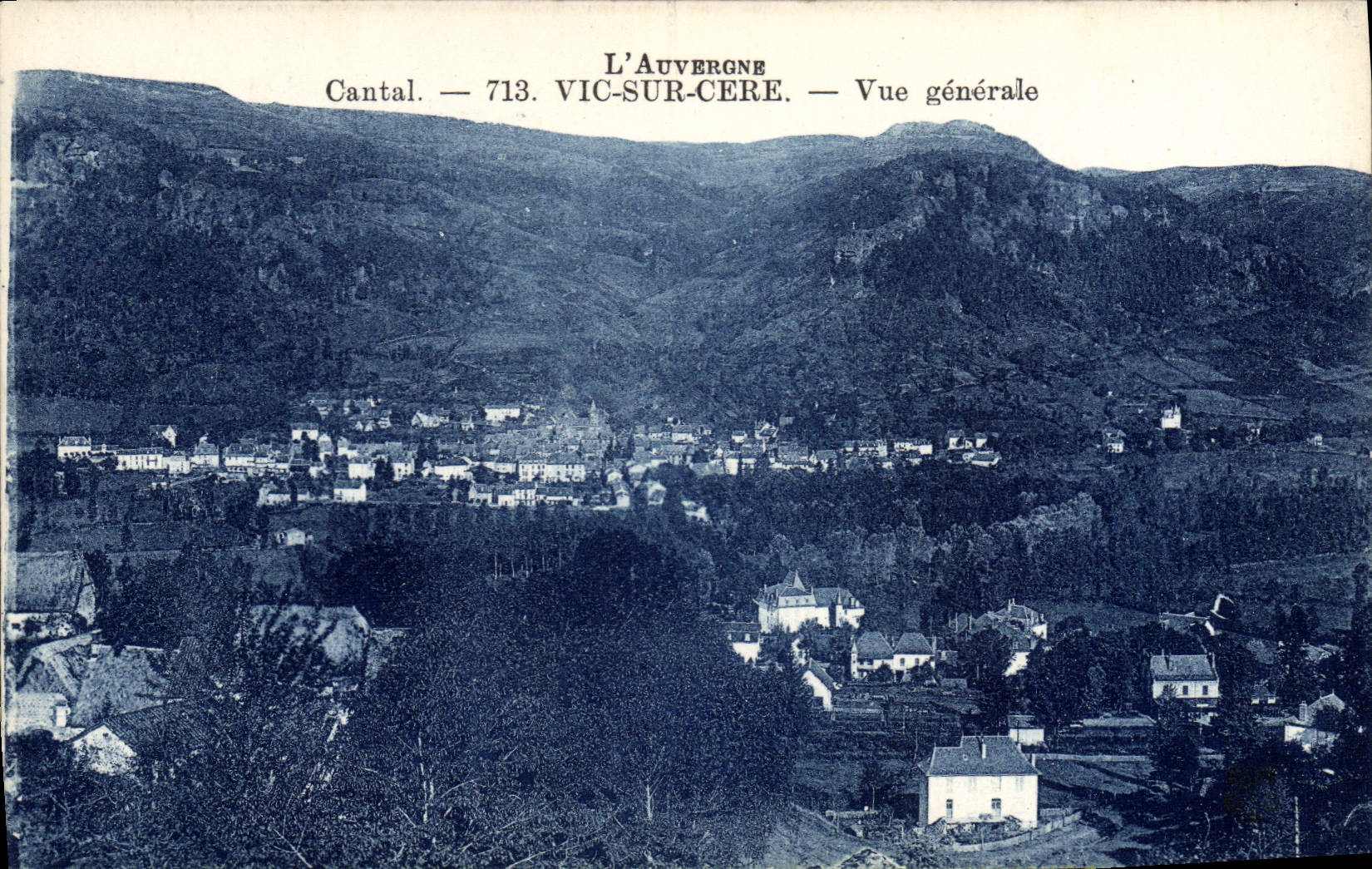 CPA L'Auvergne Cantal Vic sur Cere Vue generale 