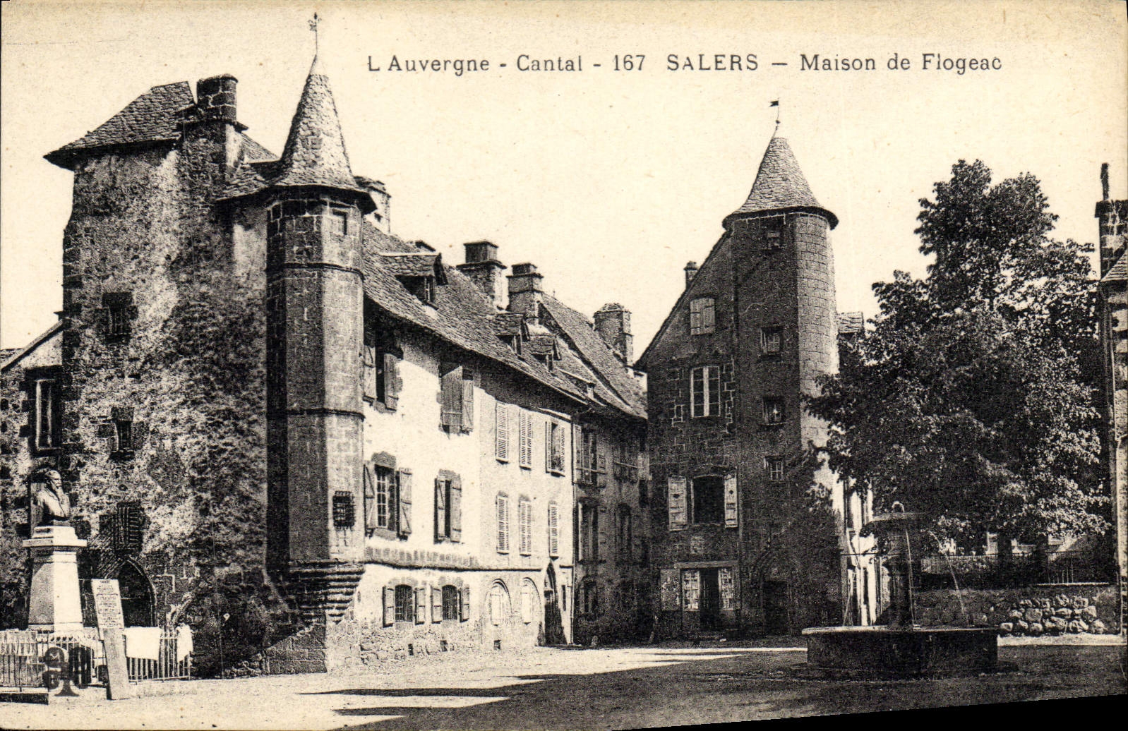 CPA L'Auvergne Cantal Salers Maison de Flogeac 
