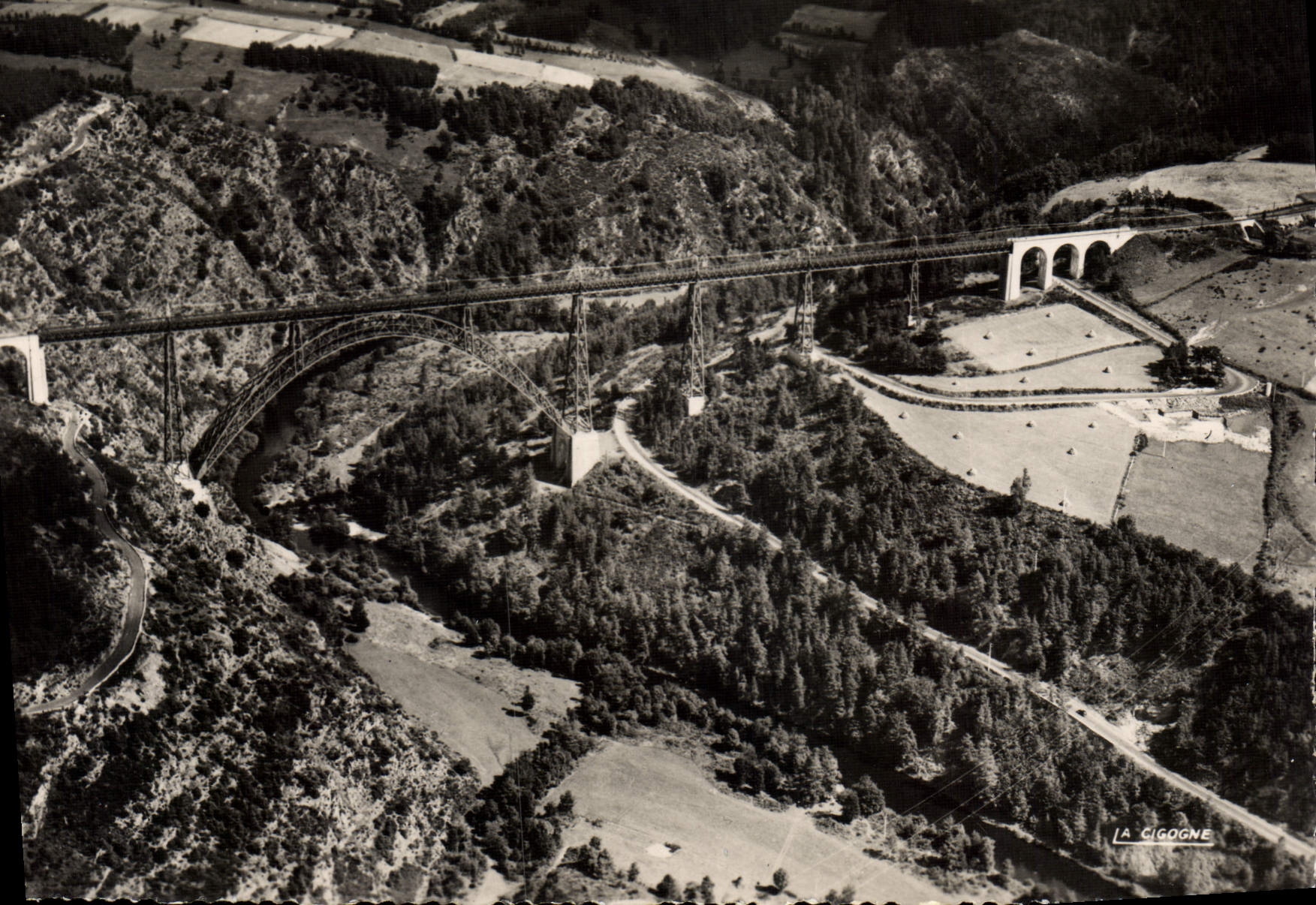 CPA Vue aerienne du Viaduc de Garabit au dessus de la Truyere