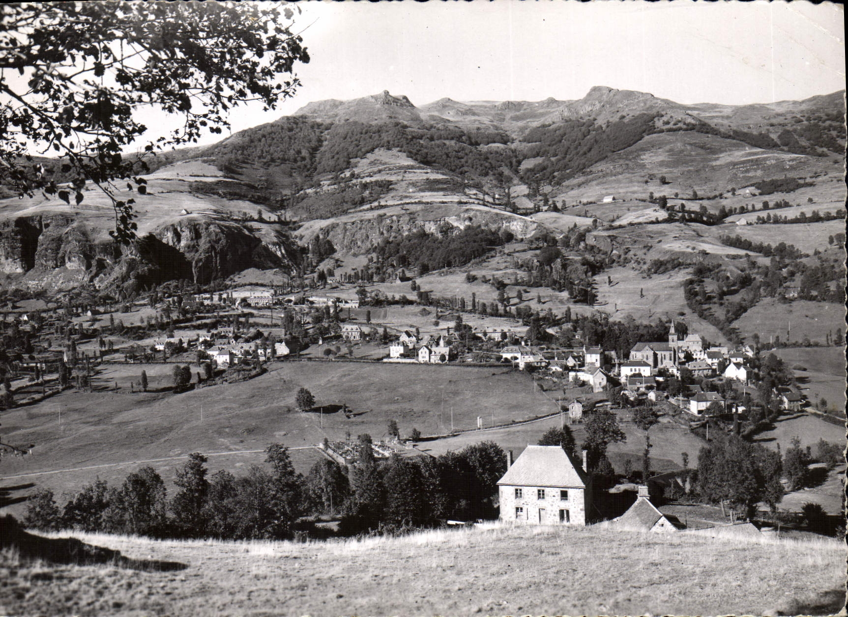 CPA L'Auvergne Le Falgoux Vue generale