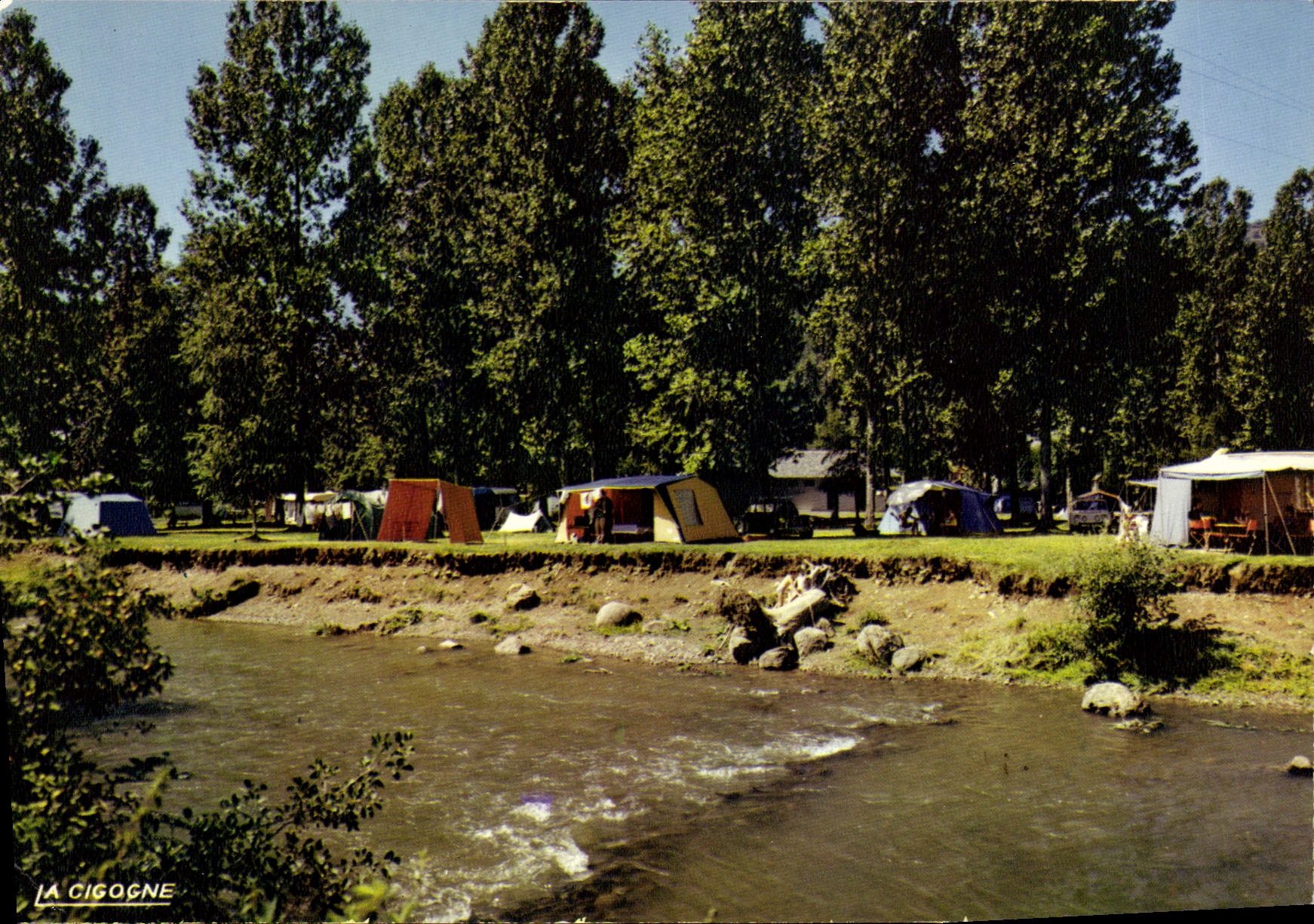 CPA Au Pays Vert Vic sur Cere Cantal Le Camping au Bord de la Cere