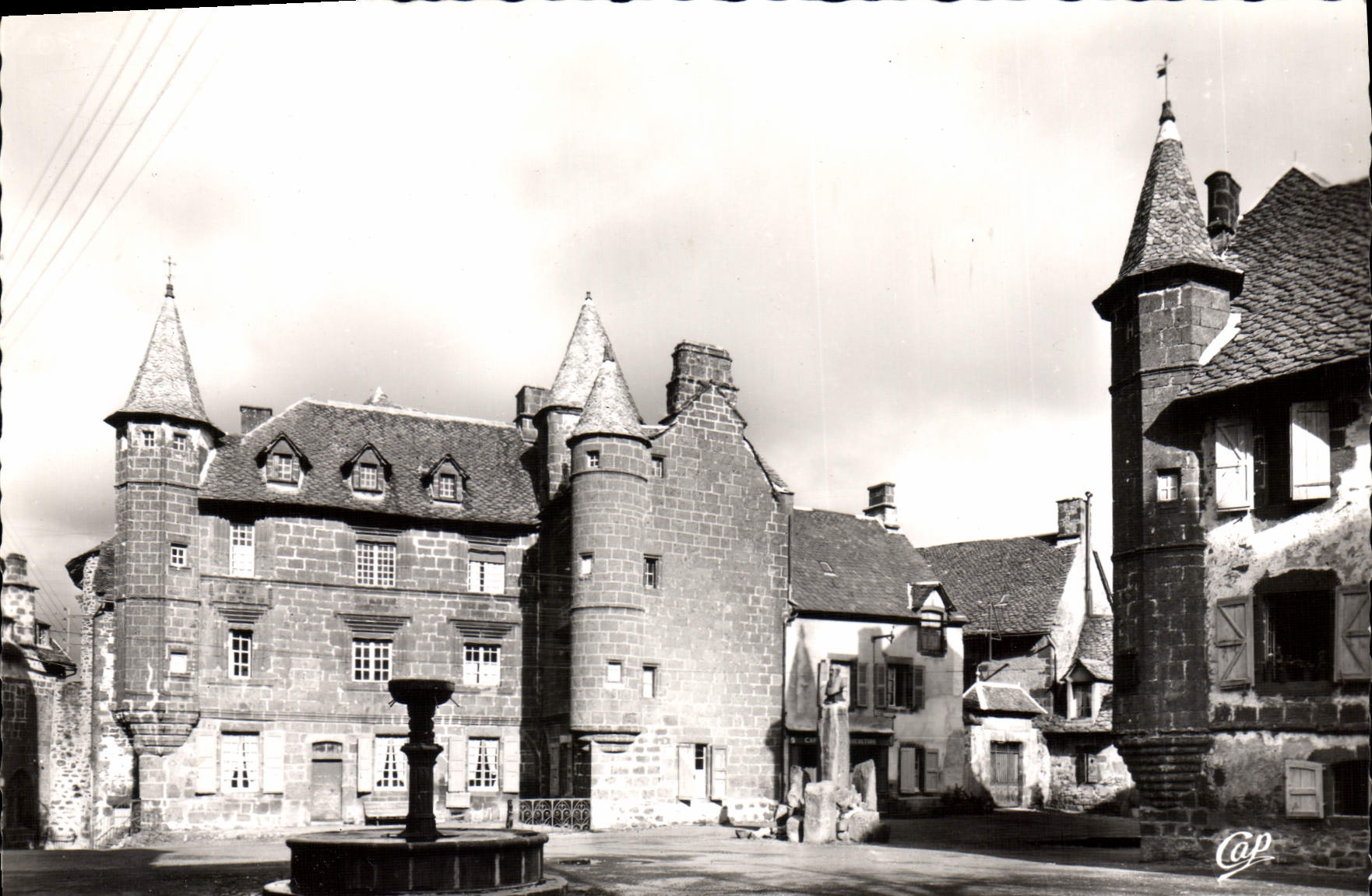 CPA Salers La Place Tyssandier d'Escous et la Maison du Notaire