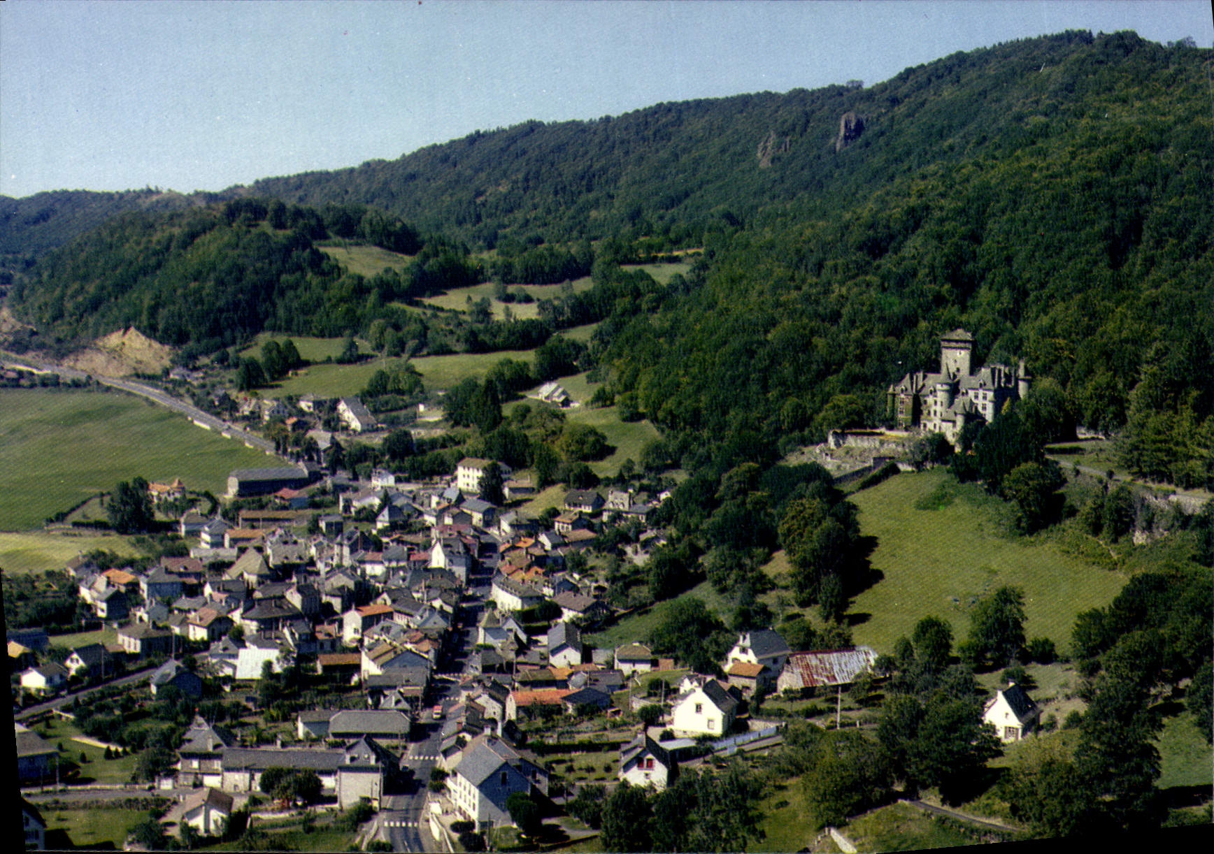 CPA Image du Cantal Polminhac Vue panoramique sur le village au pied du Chateau de Pesteils et son d