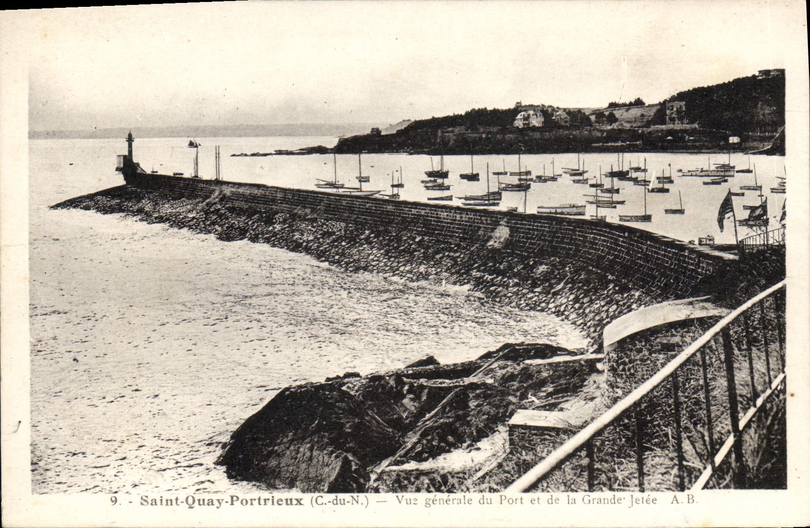 CPA SAINT-QUAI-PORTRIEUX Port grande jetée