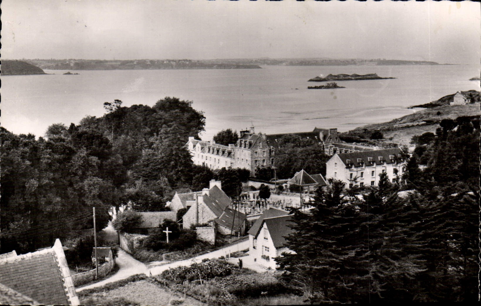 CPA SAINT-JACUT-DE-LA-MER vue générale Abbaye