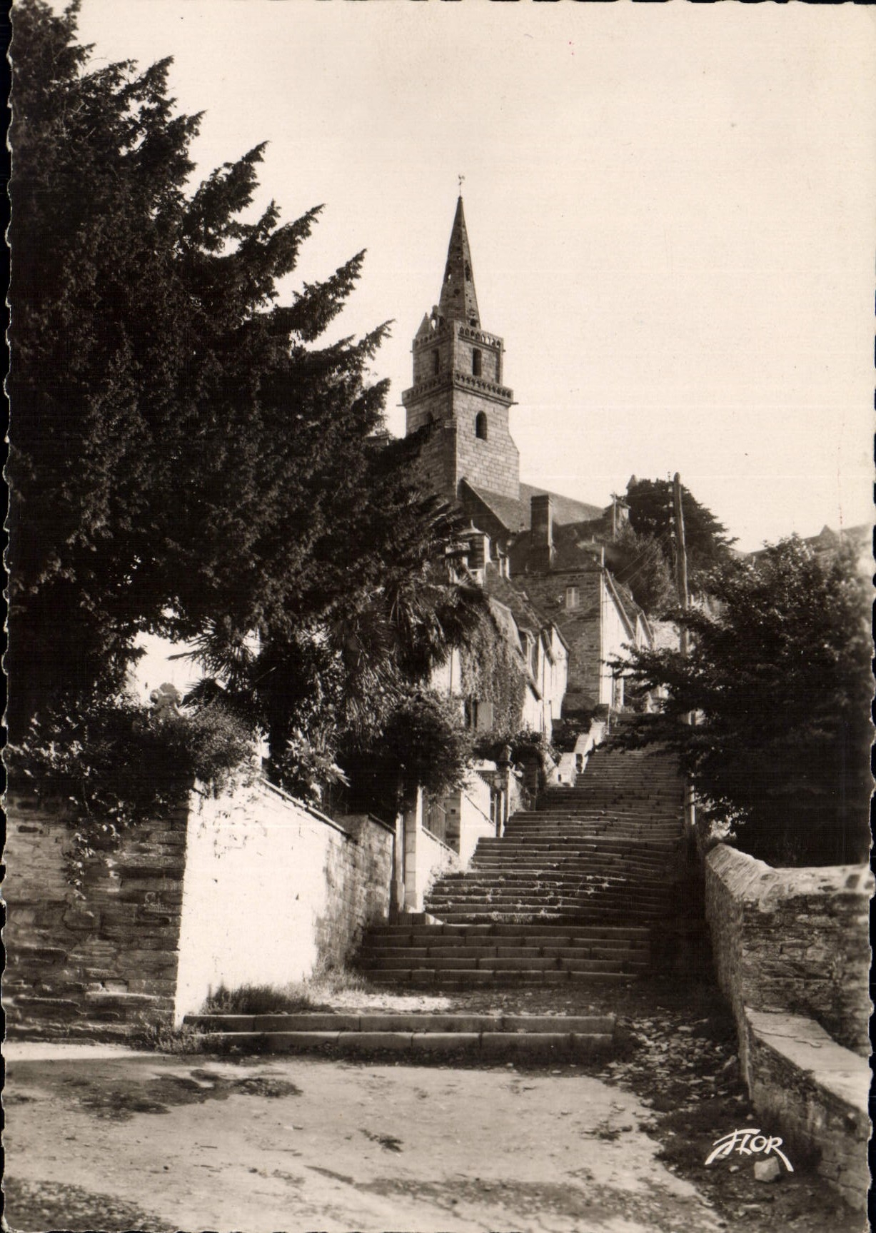 CPSM LANNION escalier de Brélevenez