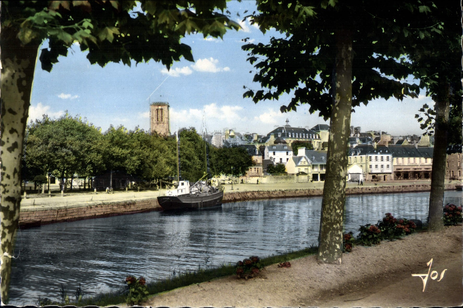 CPSM LANNION quais du Leguer église