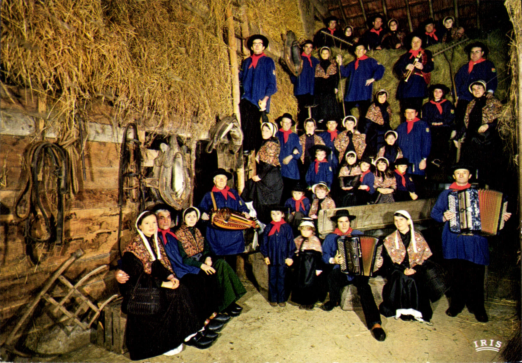 CPSM groupe folklorique les gais Creusois en Marche AJAIN