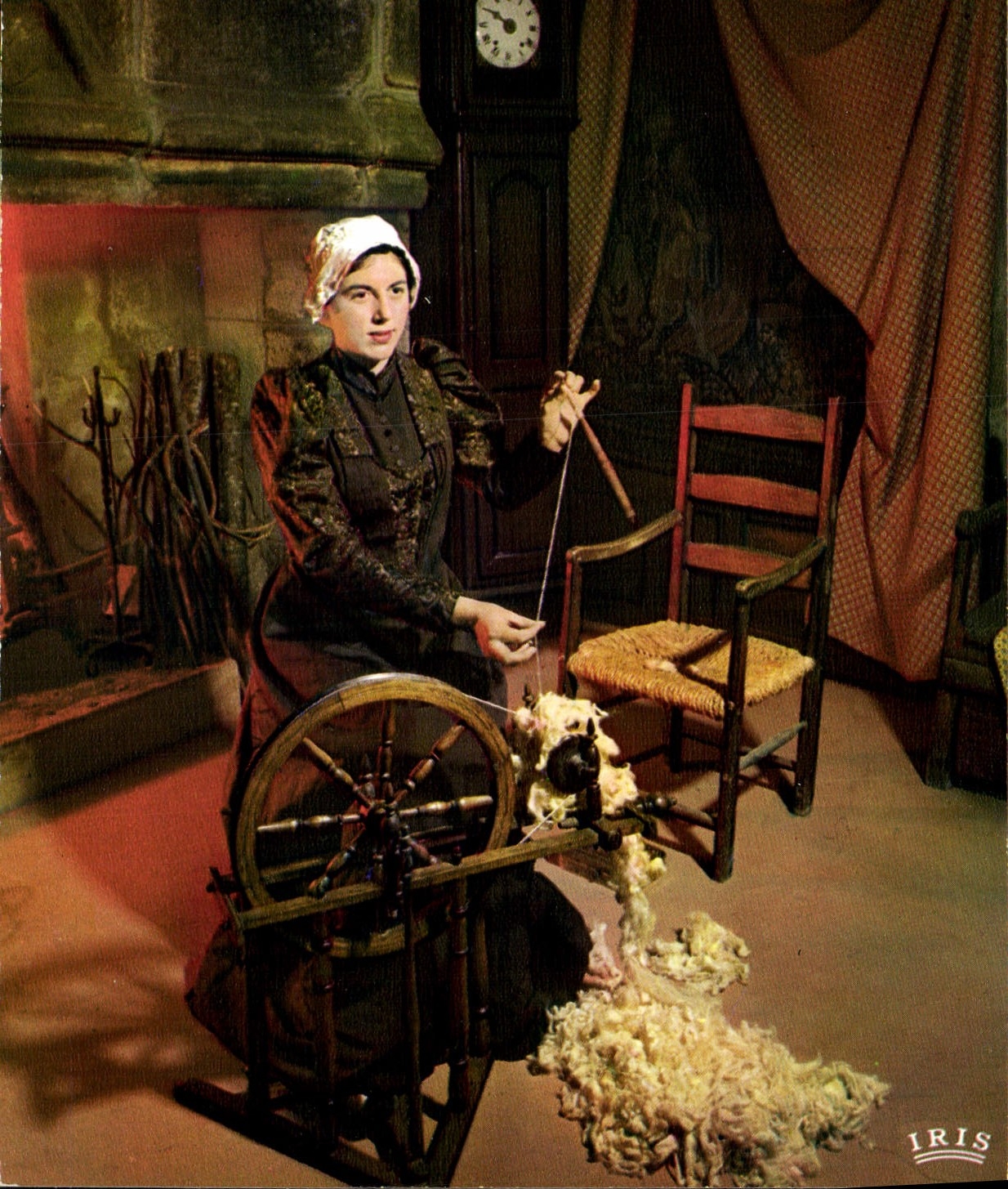 CPSM AUBUSSON vieux tapissier folklore filage laine