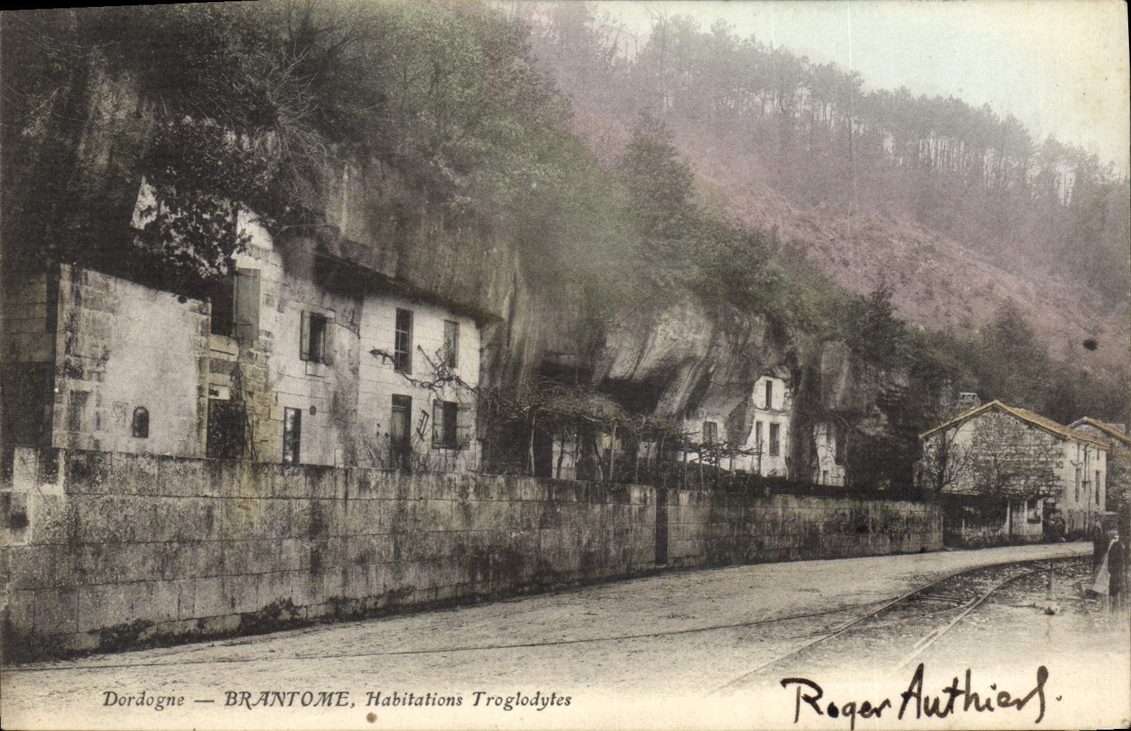CPA BRANTOME habitations troglodytes