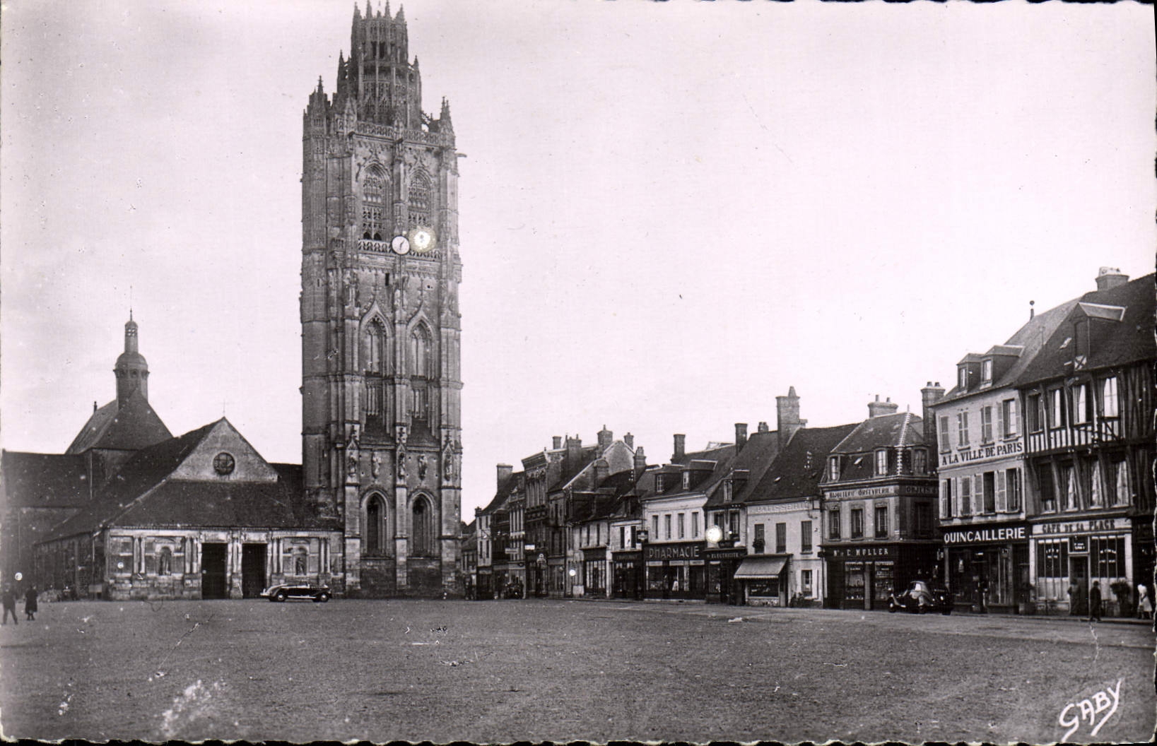 CPA Verneuil Sur Avre Place De La Madeleine Et I'Eglise