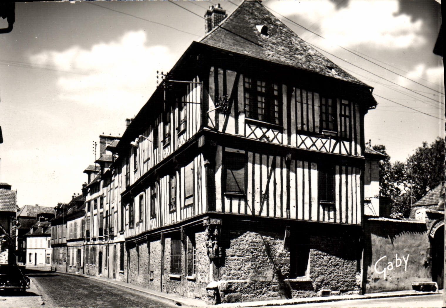 CPA Vernon Vieille Maison Normande La Gendarmerie
