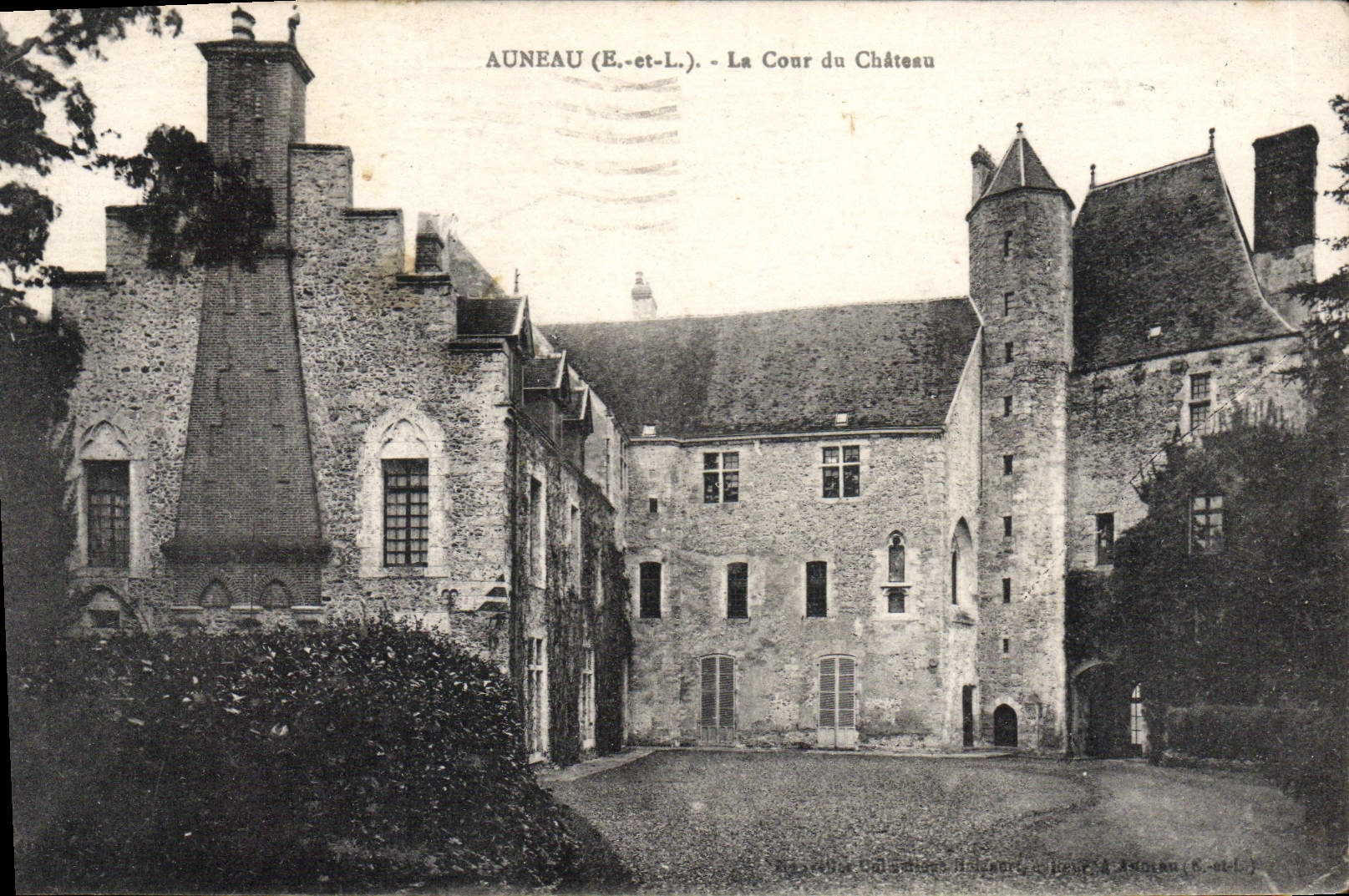 CPA Auneau La Cour Du Chateau