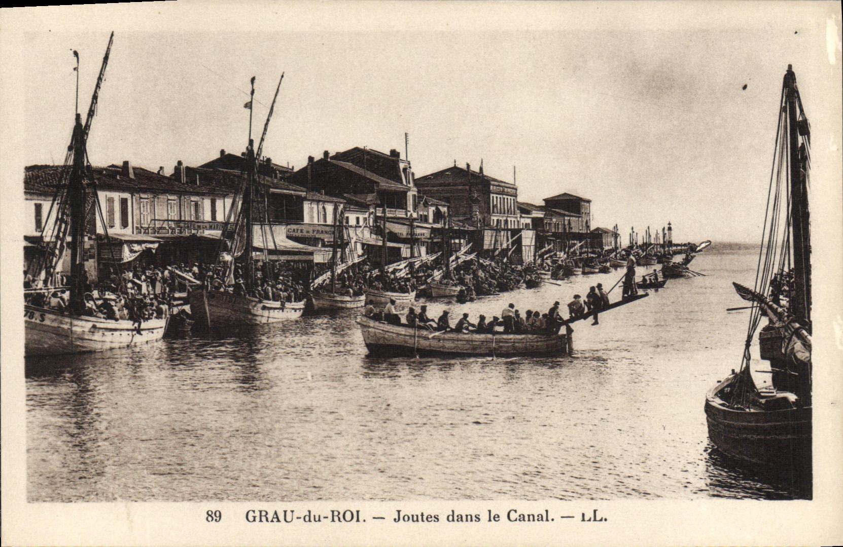 CPA Le Grau Du Roi Joutes Dans Le Canal