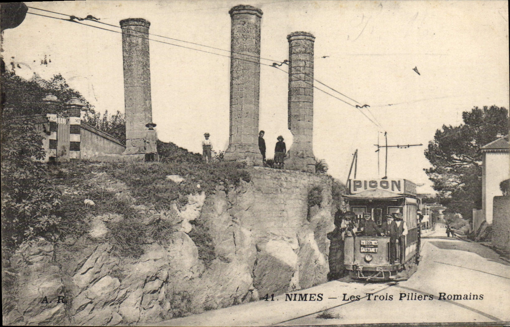 CPA Nimes Les Trois Piliers Romains tramway