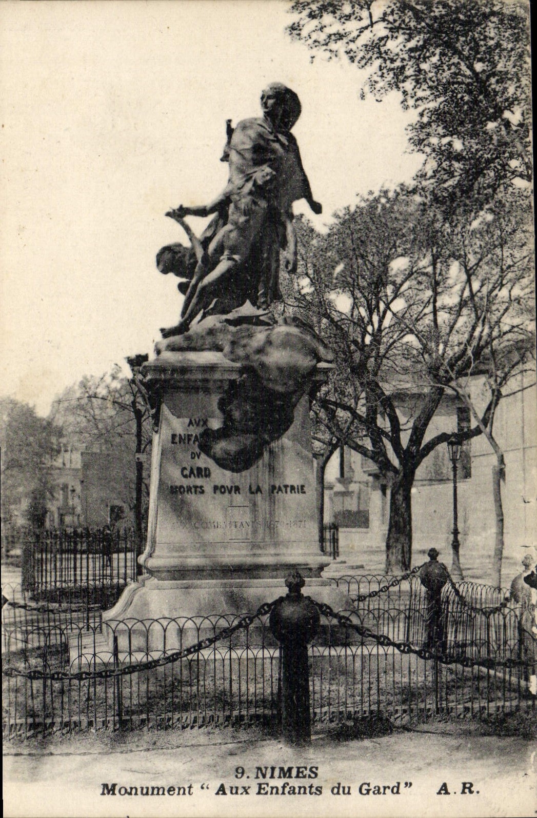 CPA Nimes Monument Aux Enfants Du Gard