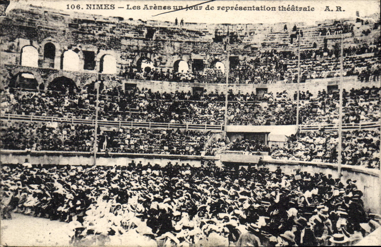 CPA Nimes Les Arenes Un Jour De Representation Theatrale