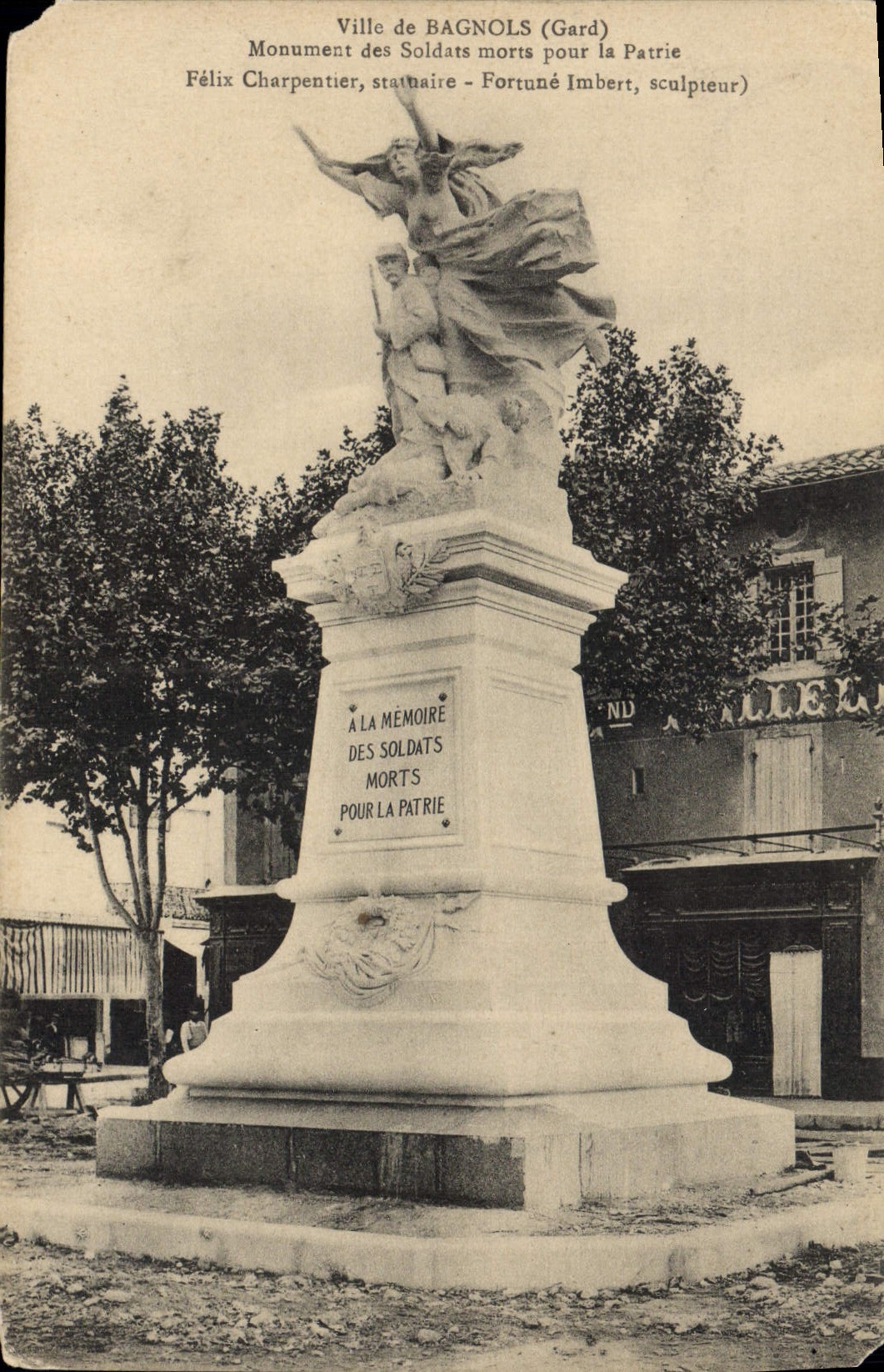 CPA Bagnols Monument Des Soldats Morts